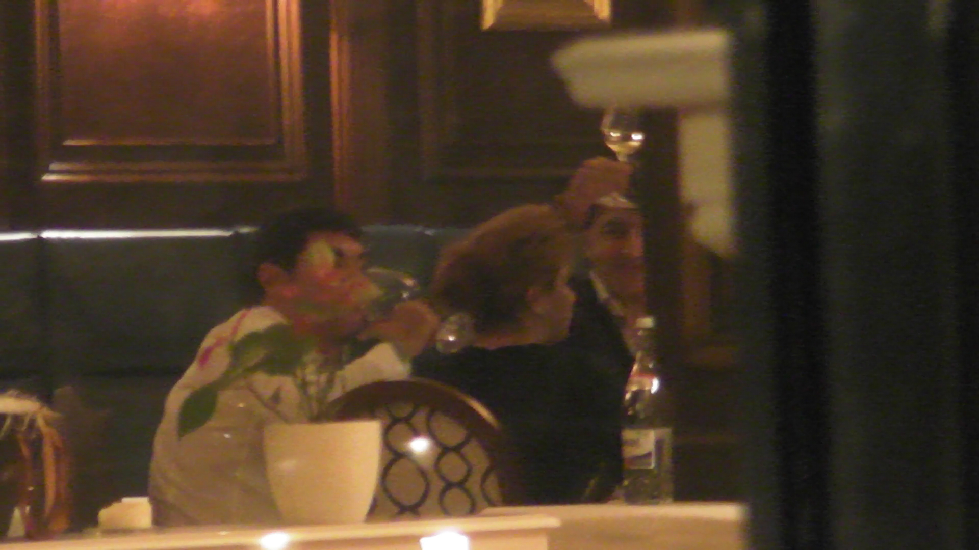 Patronul restaurantului, in compania caruia Mihaela si Cristi au luat cina, a tinut un mic toast