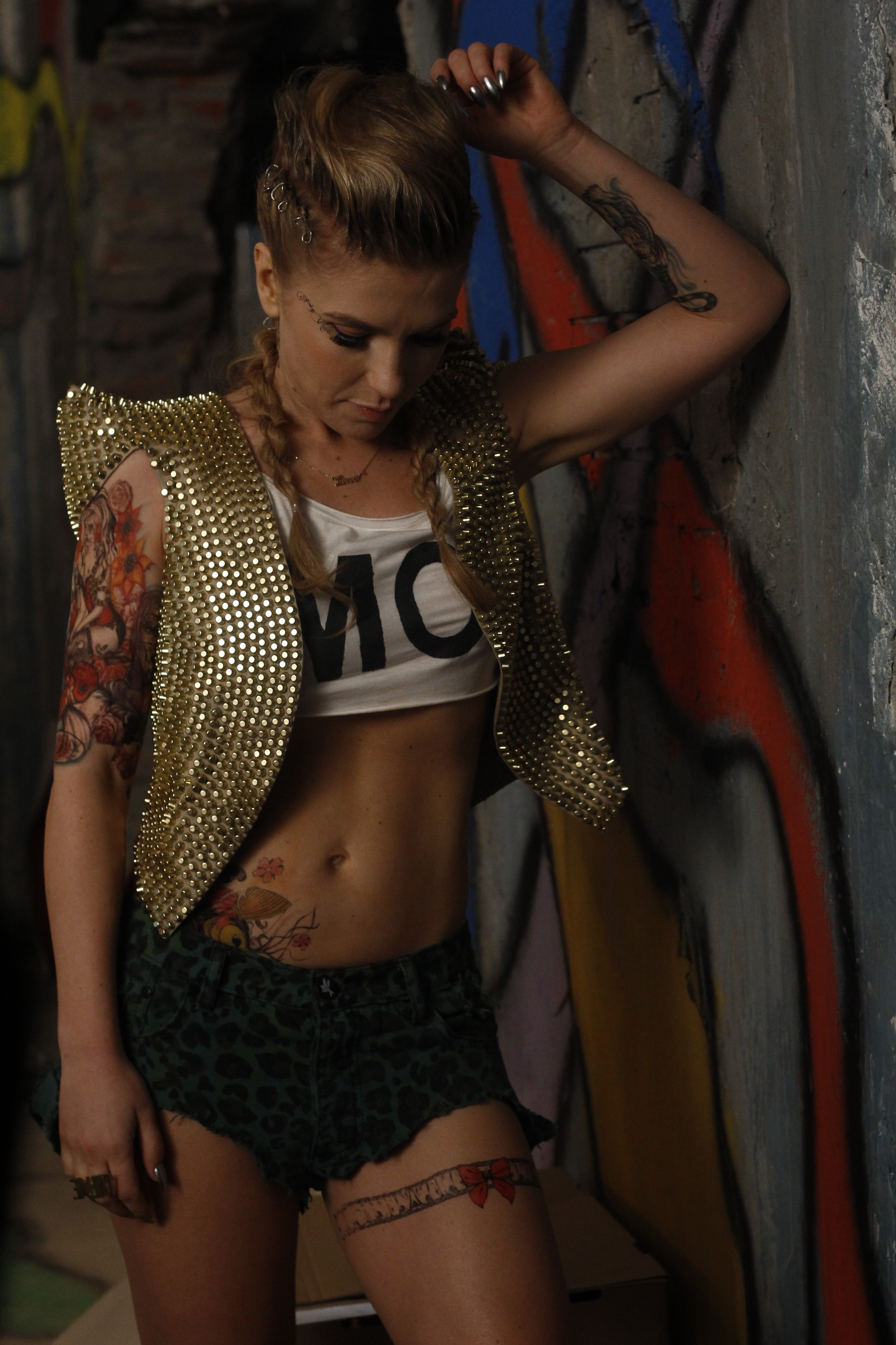 Extrem de nervoasa si razvratita, asa s-a aratat Corina la filmarile videoclipului