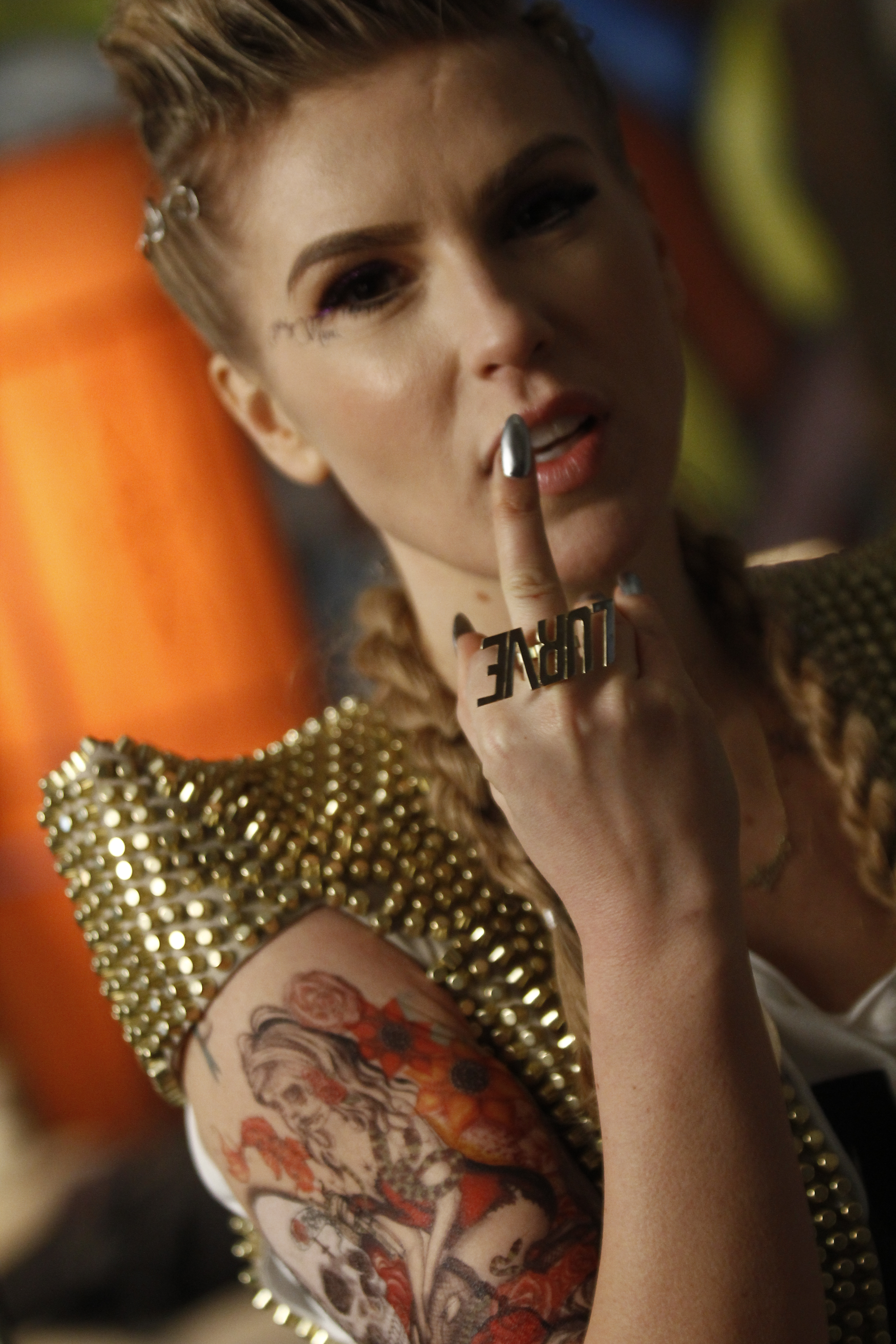 Corina nu s-a ferit sa foloseasca si semnele obscene, pentru a fi cat mai convingatoare