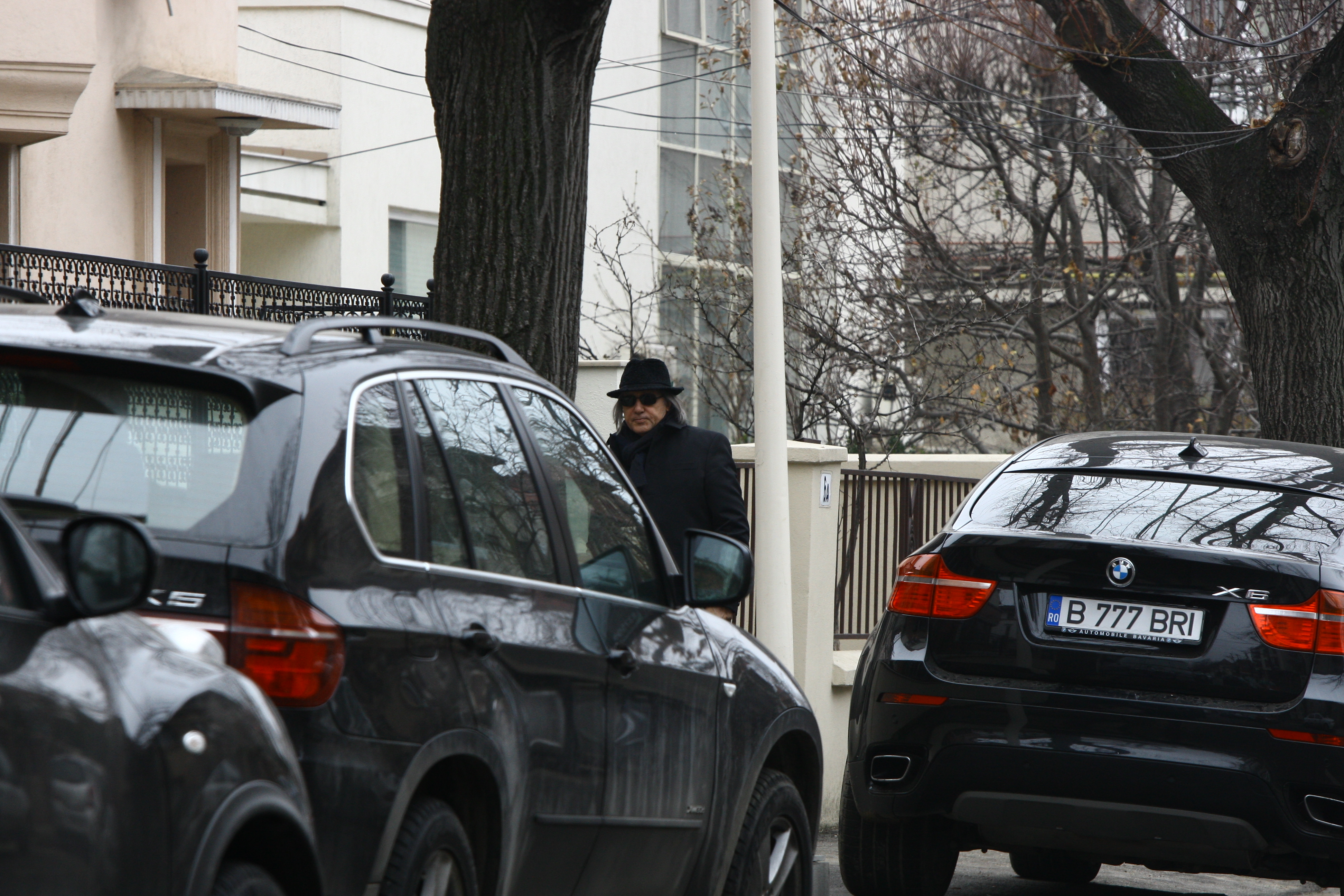 Ilie Nastase a iesit din casa aproape camuflat