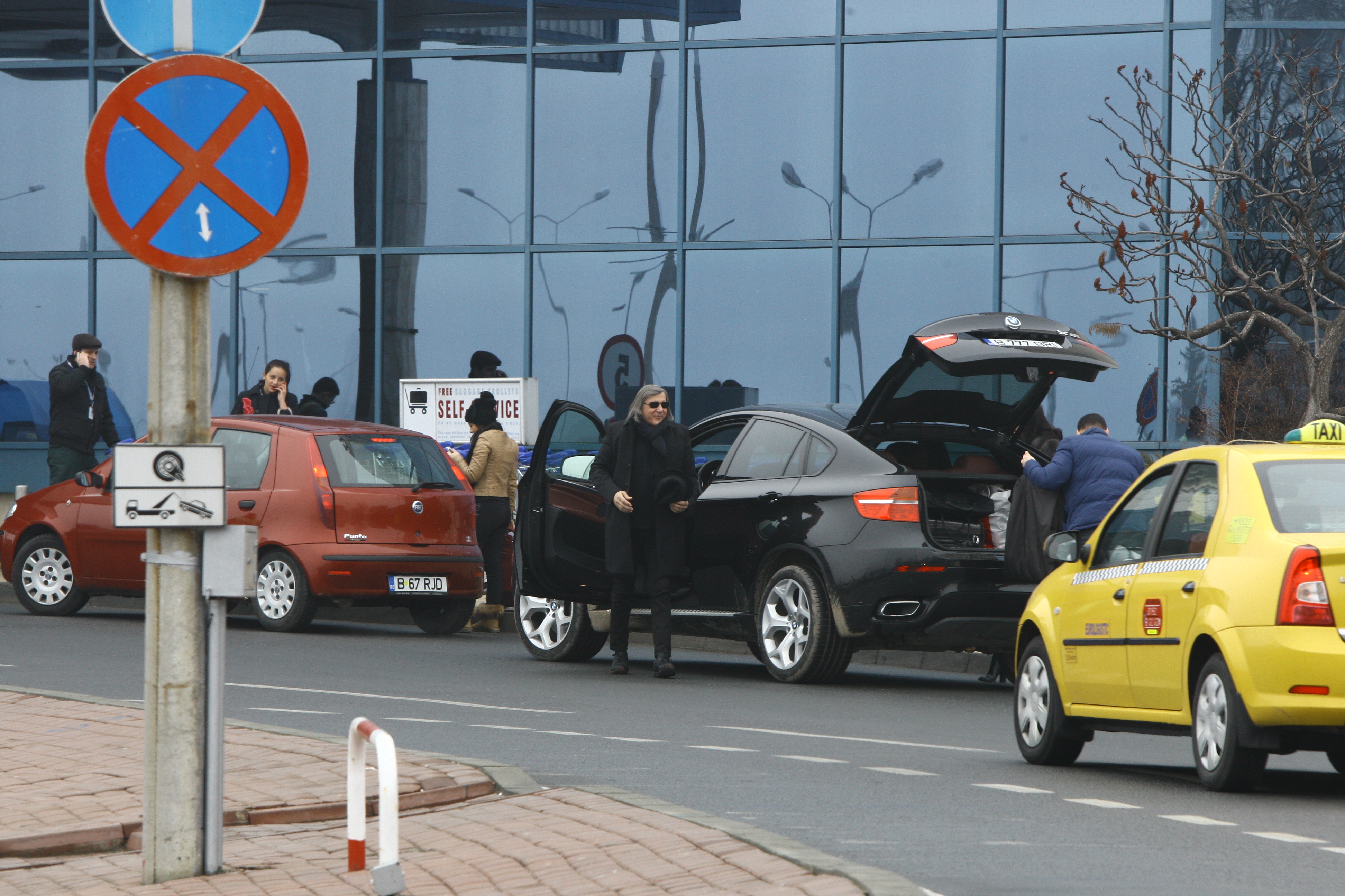 Fericit, fostul tenismen iese grabit din masina pentru a plecat cat mai repede in vacanta