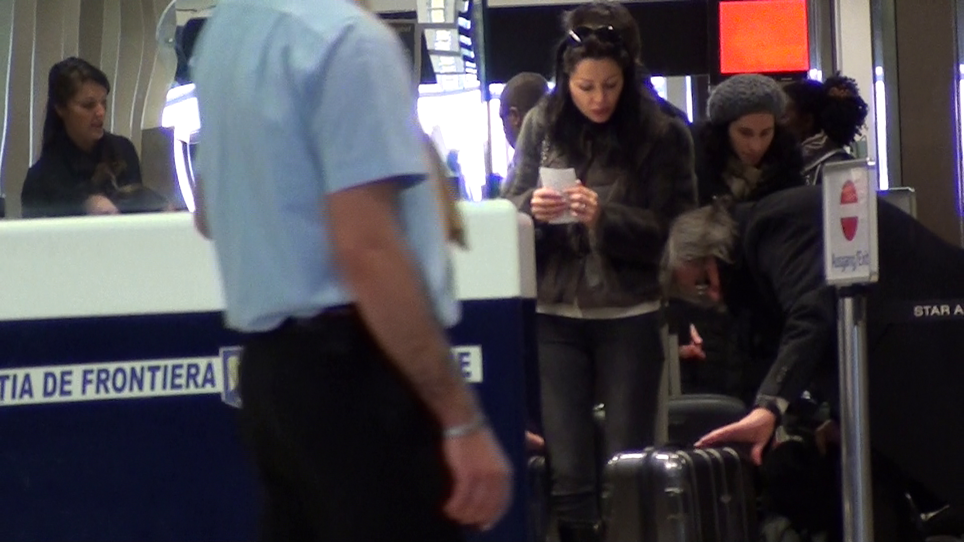 Fostul tenuismen se asigura ca geamantanul iubitei este in perfecta stare