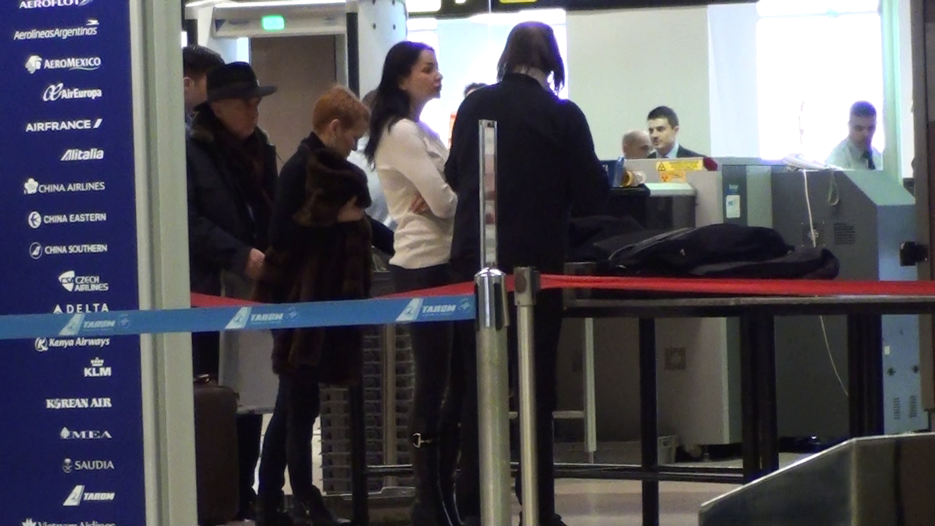 Cei doi asteapta sa le vina randul la poarte de control