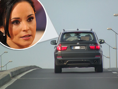 Andreea a conduce o masina puetrnica, aceeasi la volanul careia se afl asi in seara in care a dat o raita pe strada lui Banica