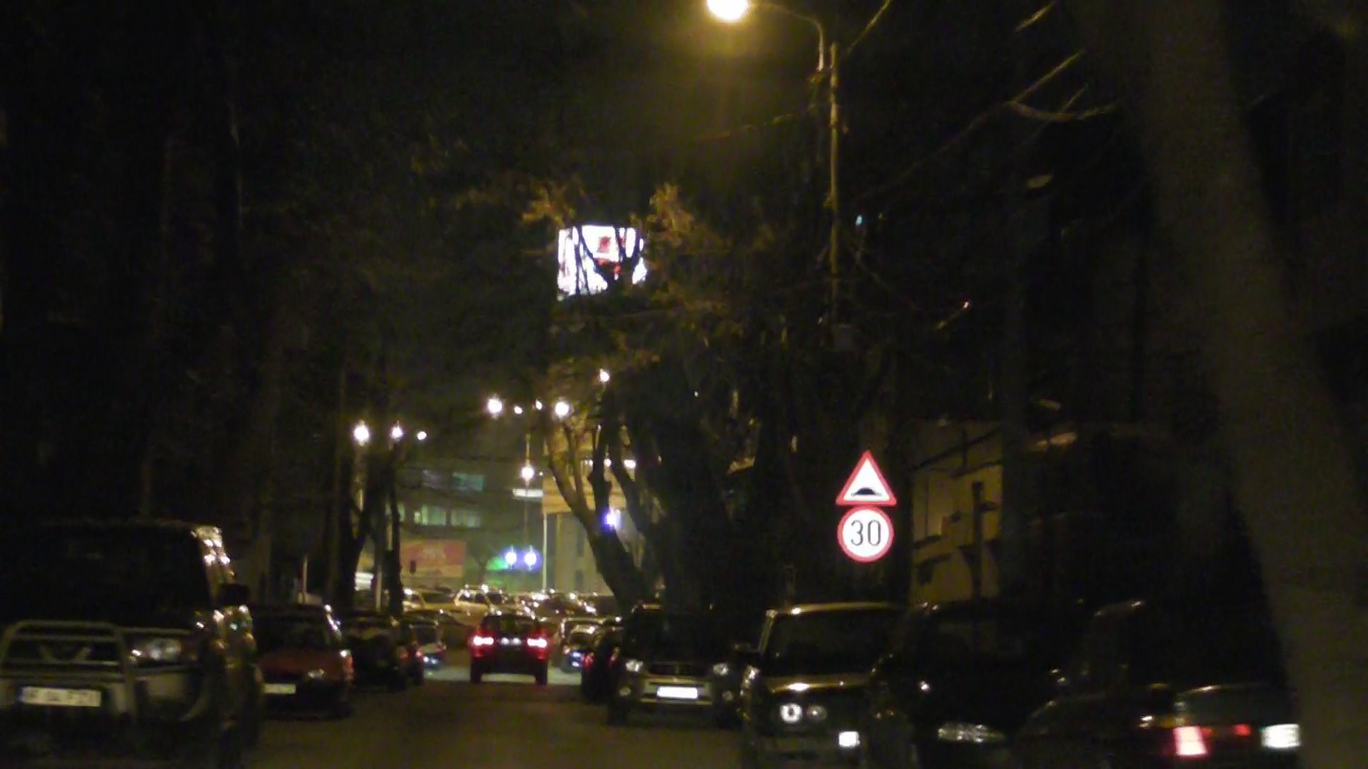 Andreea a trecut pe strada lui Banica ruland cu o viteza constanta si a lasat casa artistului in urma, pe dreapta