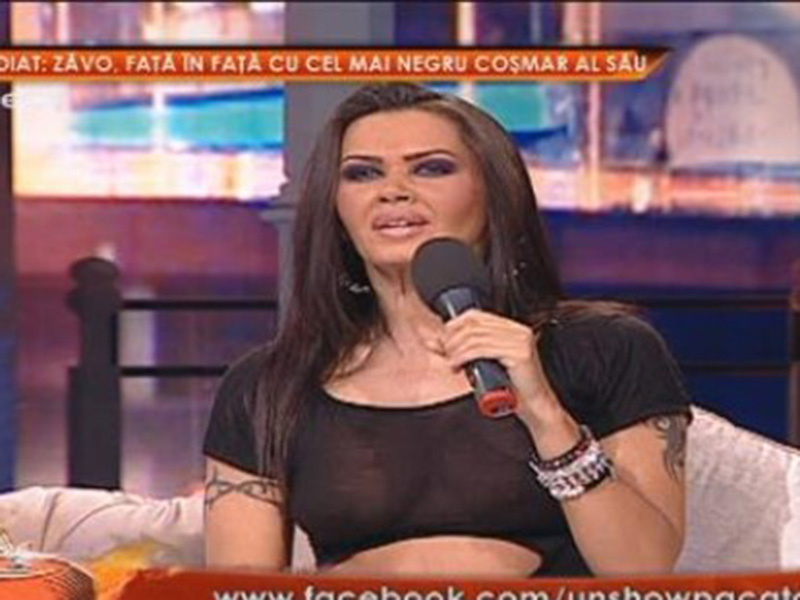 Oana Zăvoranu se simte bine, dar oare nu prea bine? Bruneta şi-a arătat sânii, în toată splendoarea lor, la TV, în direct!