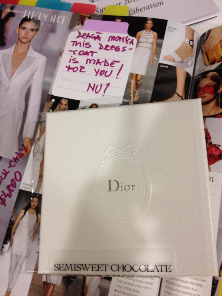 Moni, răsfăţată de o casă de modă din Franţa! Uite ce cadou i-au făcut designerii şi ce i-au scris în română!