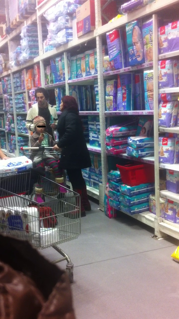 In timp ce parintii ei se decideau ce sa cumpere, cea mica manca incontinuu