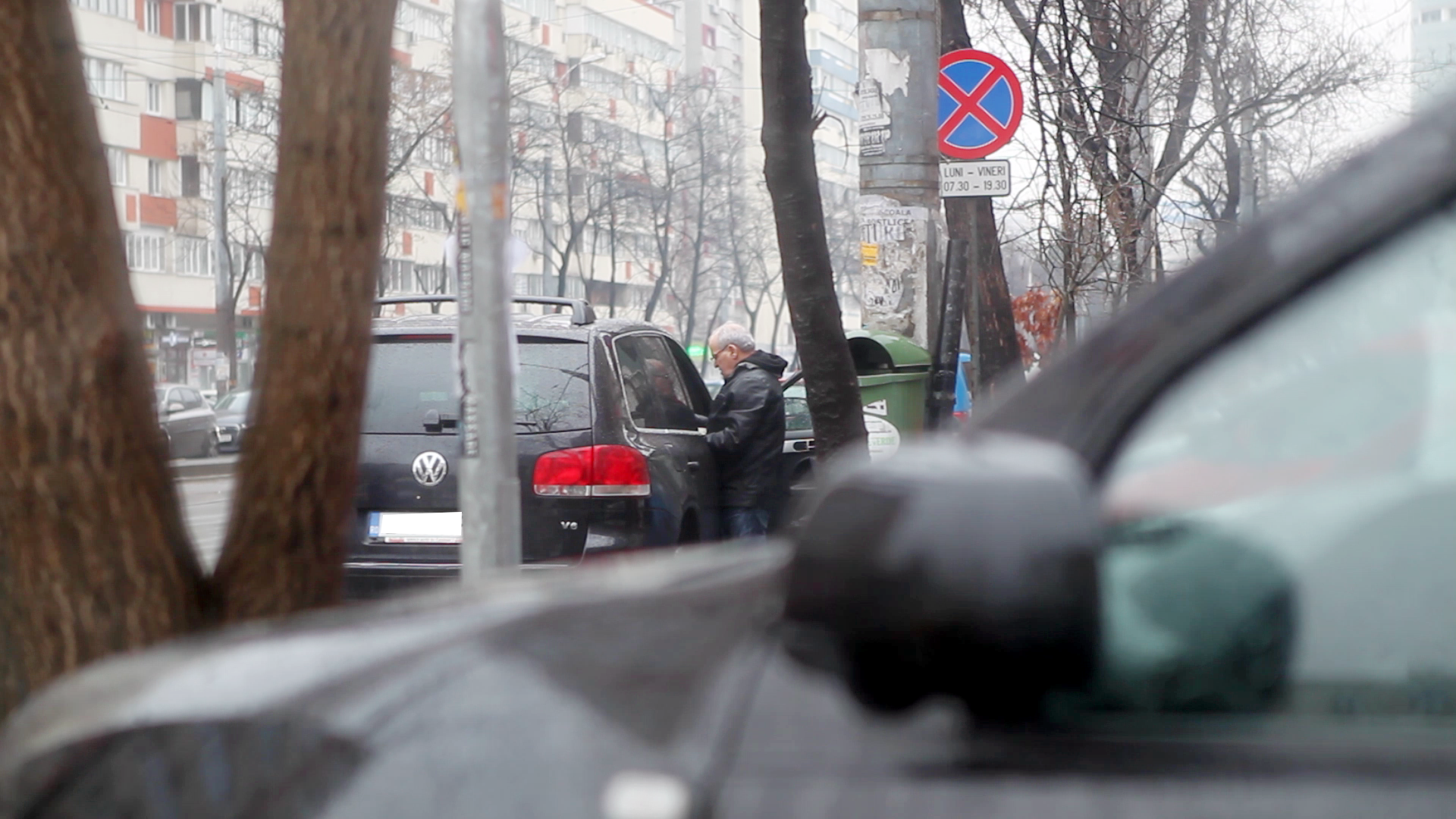 De cate ori pierdea, artistul iesea din sala de jocuri sa mai ia bani din masina