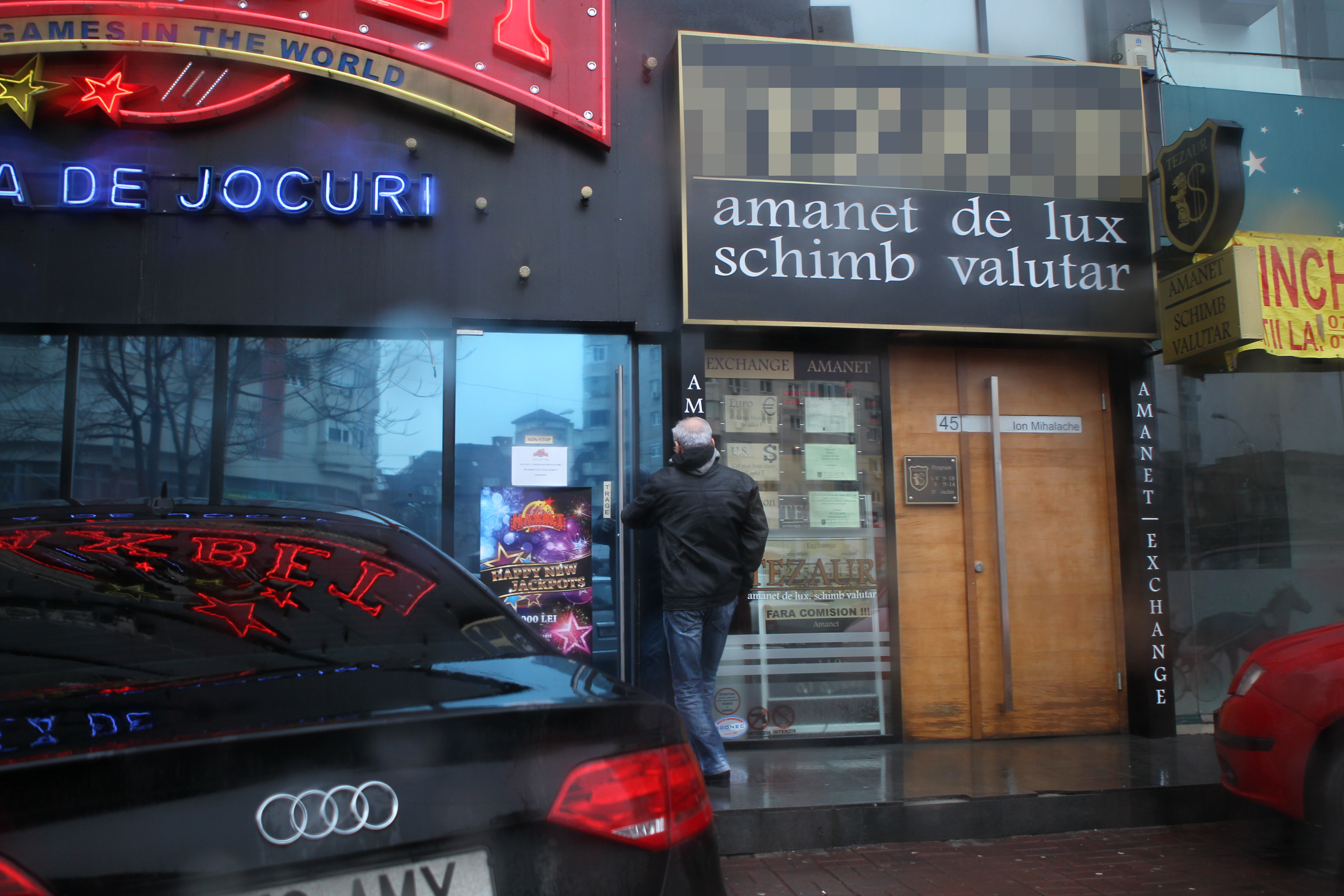 Artistul pare familiarizat cu locul, semn ca nu este prima oara cand il... viziteaza