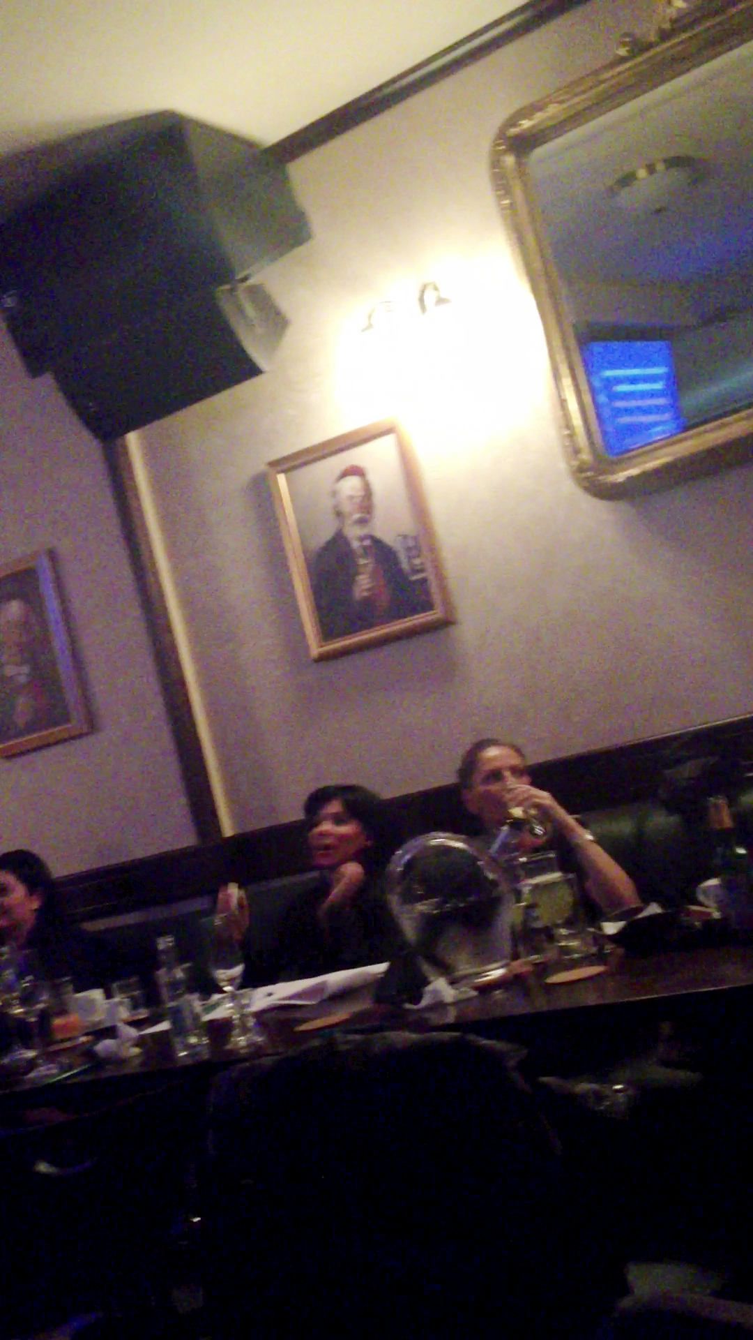 Andreea si-a inceput seara cu un paharde sampanie