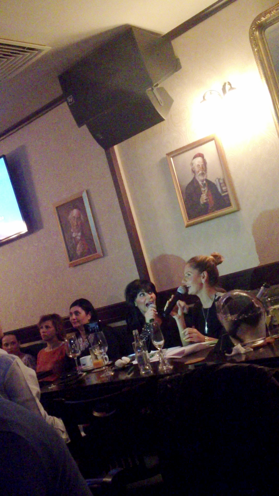 Cu chef de distractie, blonda a pus monopol pe microfon