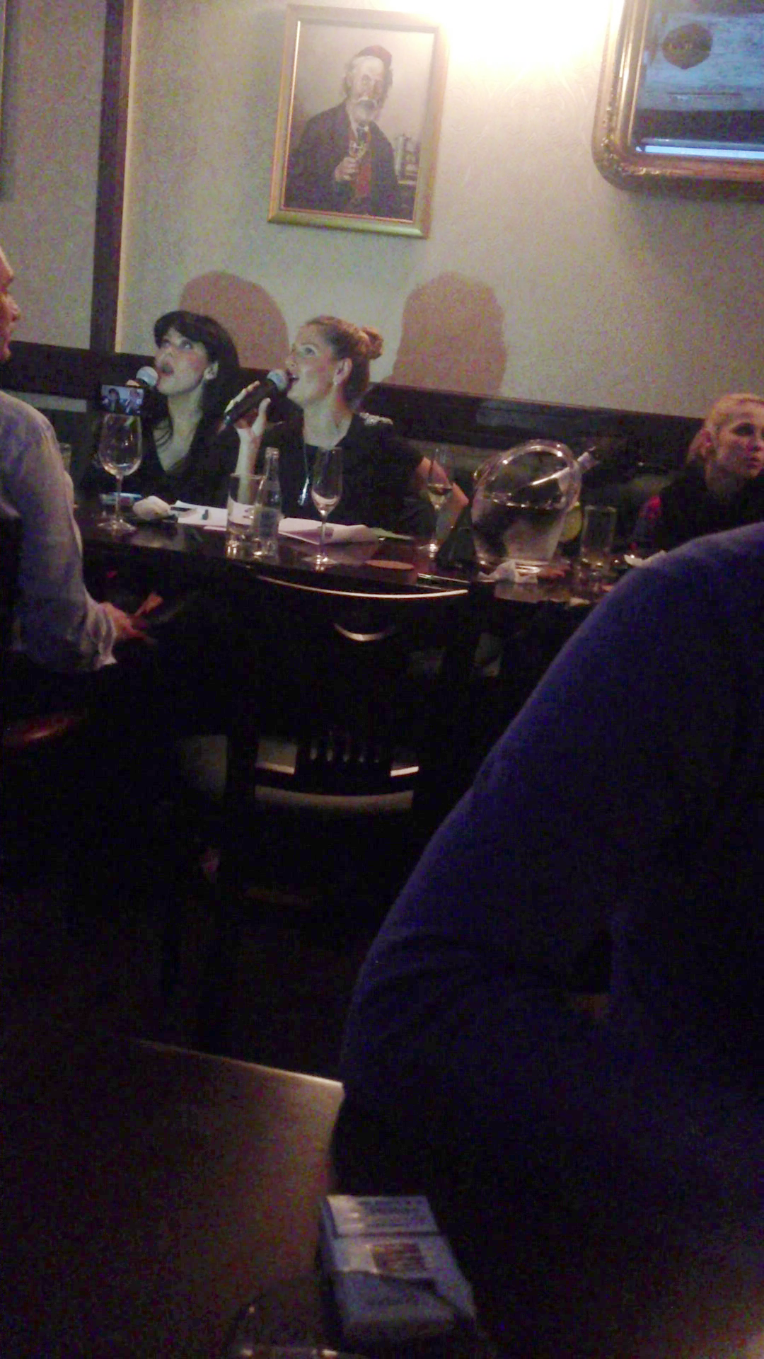 Molipsita de cheful Andreei, Miki a luat si ea un microfon si au facut un duet