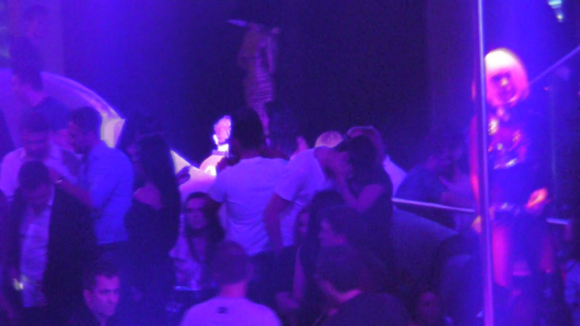 Piti Jr. a pus ochii pe o blonda, iar aceasta a percutat imediat la avansurile lui