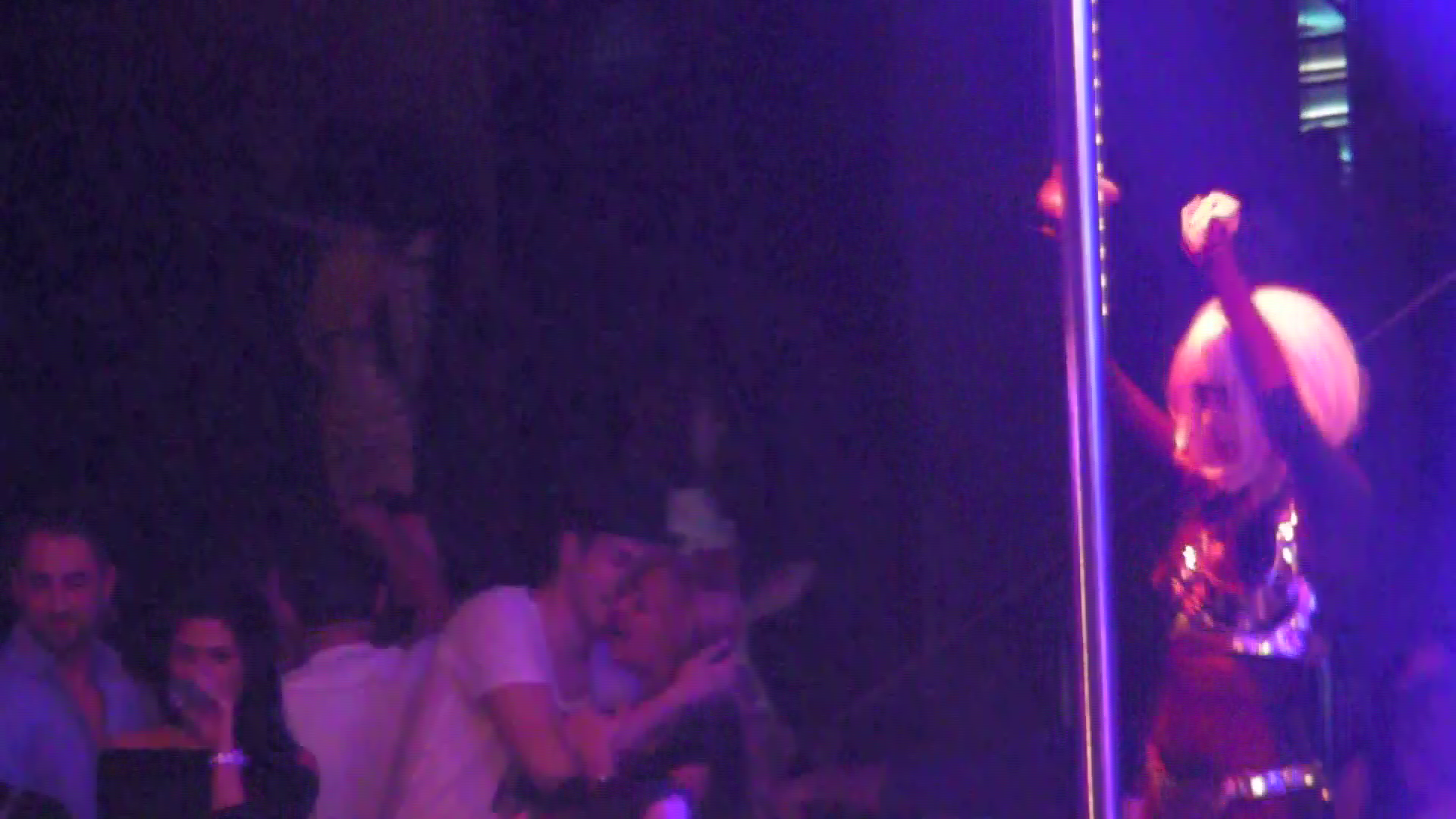 Alex a ras incontinuu in compania blondei, iar la un moment dat a luat-o de gat si nu i-a mai dat drumul