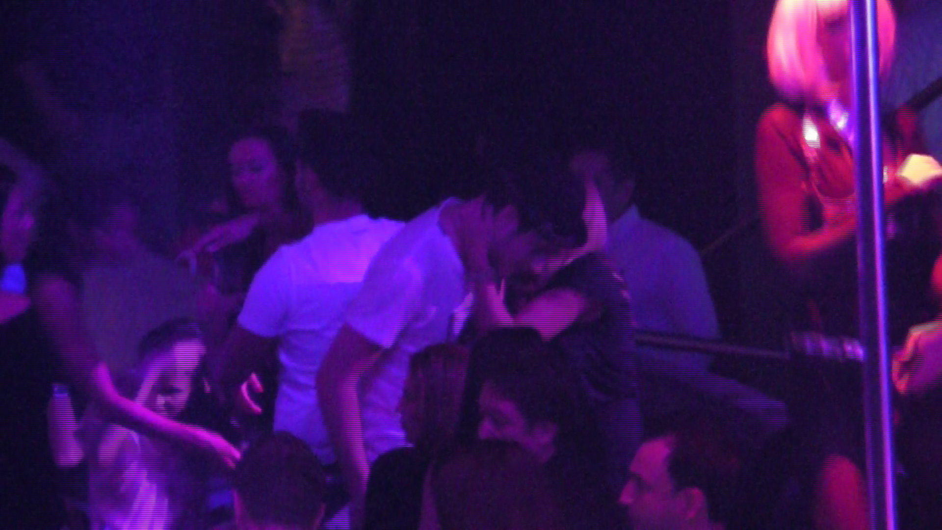 Piti Jr. si blonda au stat de vorba toata noaptea, in club, au dansat si s-au distrat