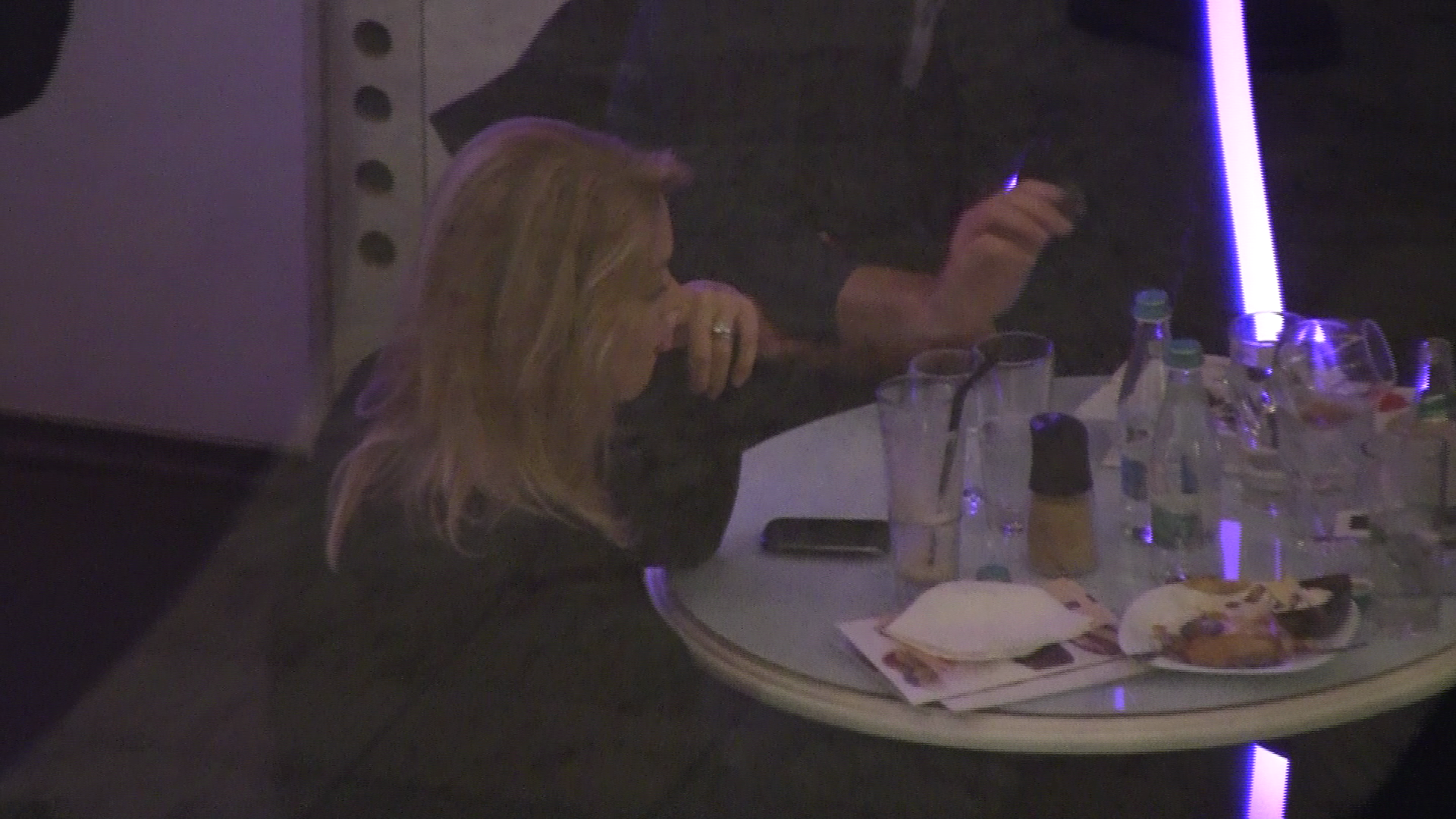 Vizinil ingandurata, Valentina Pelinel nici nu prea a participat la discutia de la masa