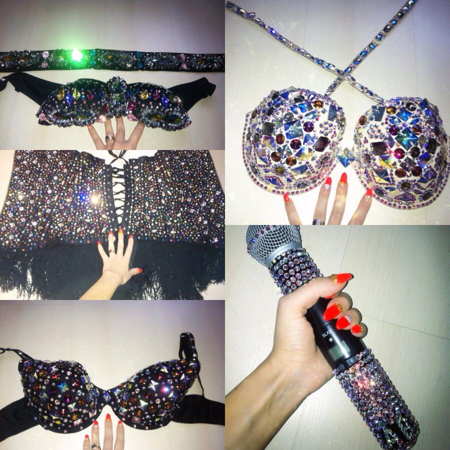 Solista isi brodeaza costumele cu pietre Swarovski, dar si-a ornat singura si microfonul, si unghiile