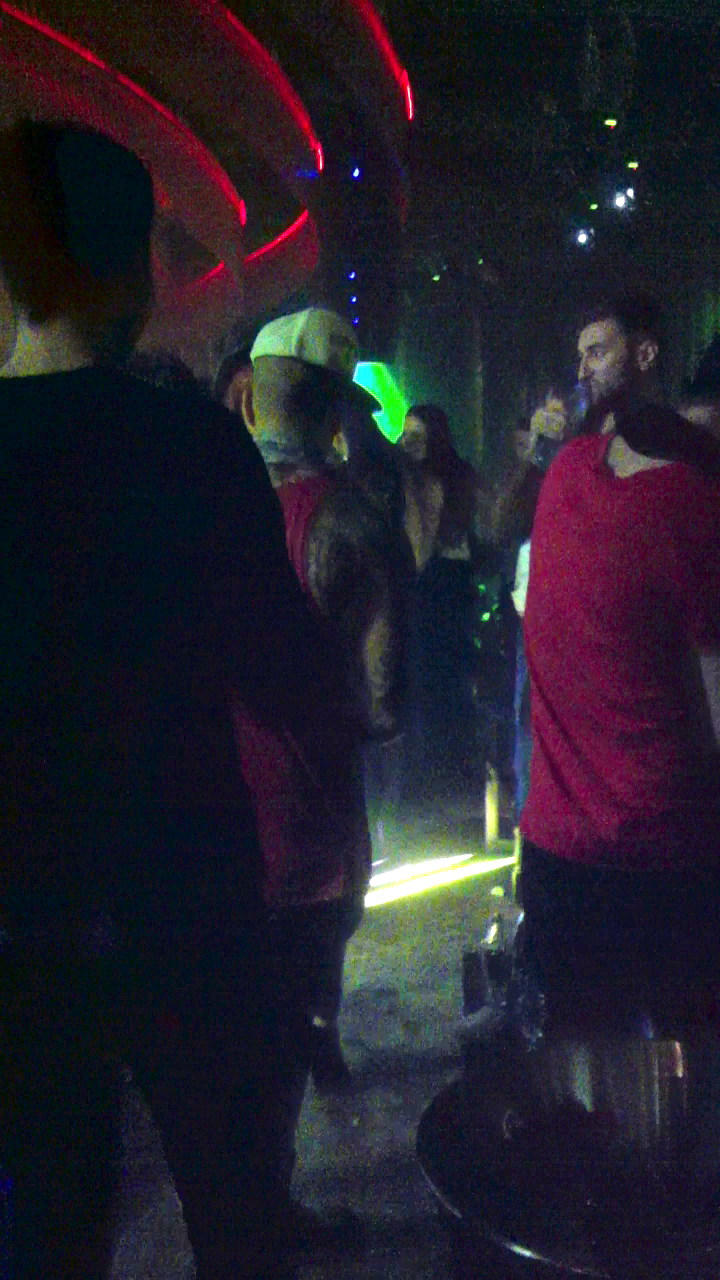 In club, Smiley a baut doar apa plata