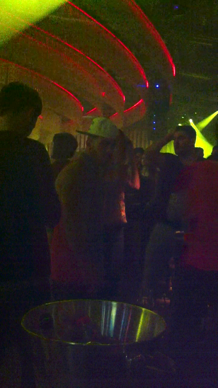 Din cand in cand, Smiley isi trece mana prin par si isi face freza