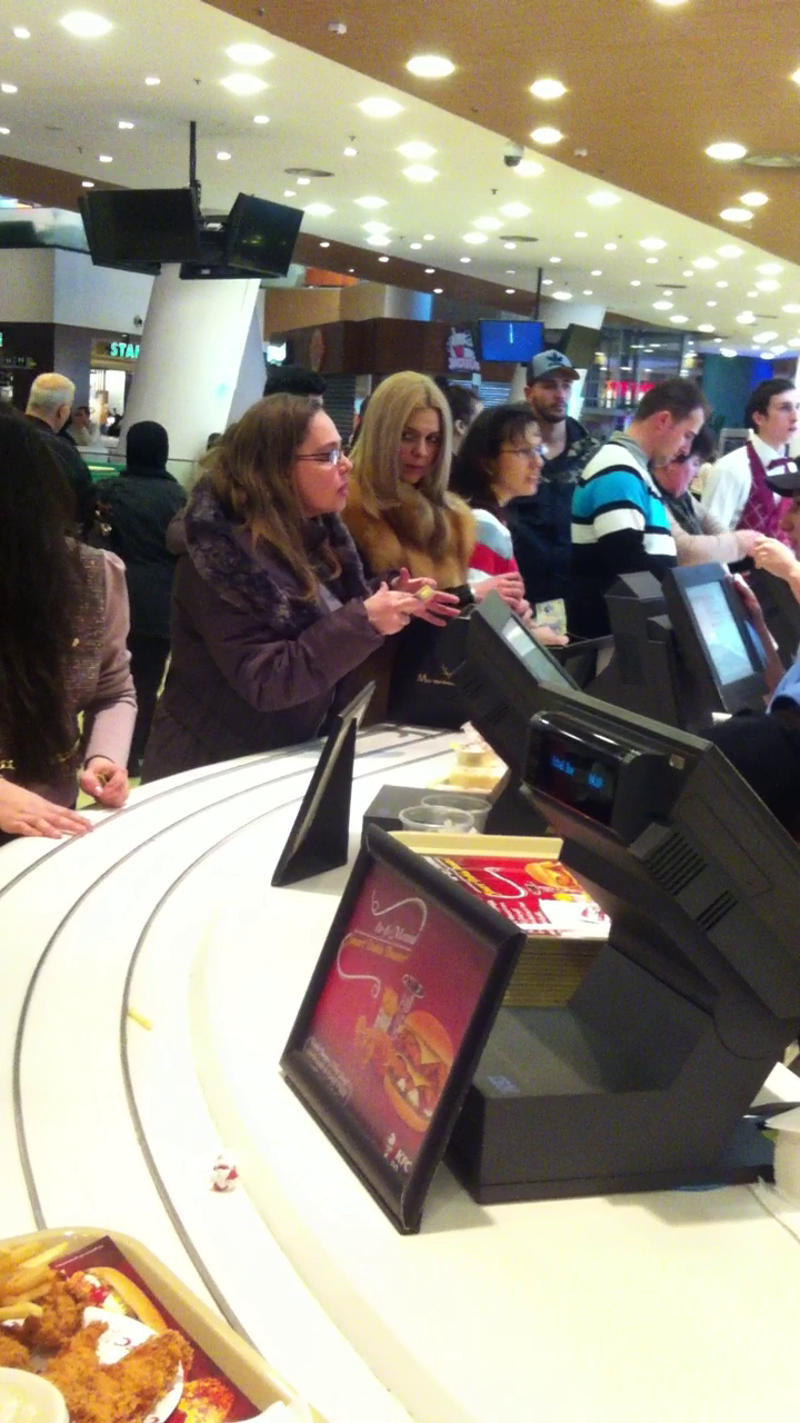 In timp ce asteapta sa-i vina randul, actrita priveste ciudat spre persoana din dreapta sa