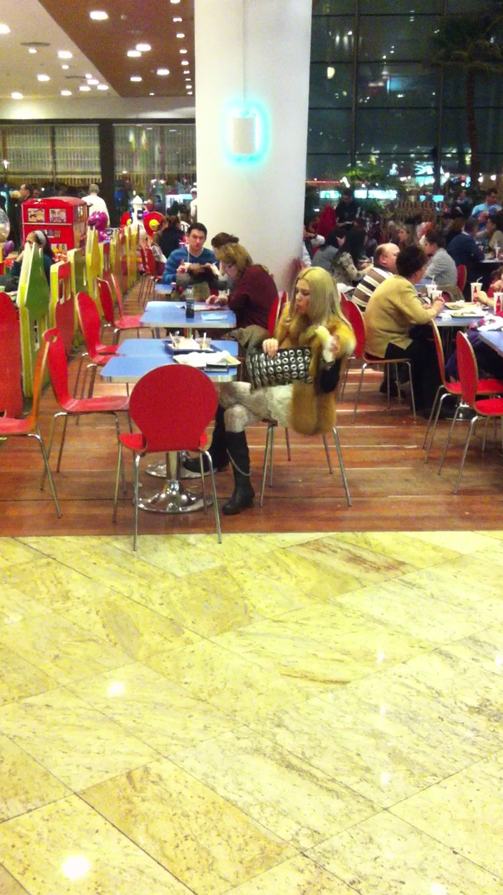 Crina Matei priveste pofticioasa produsul din fata sa