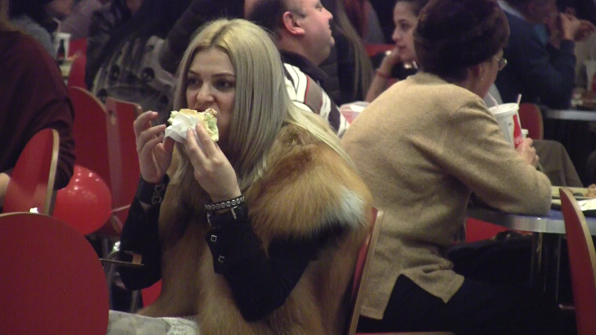 Pofticioasa din cale afara, Crina Matei isi rasfata papilele gustative cu produsul de fast-food