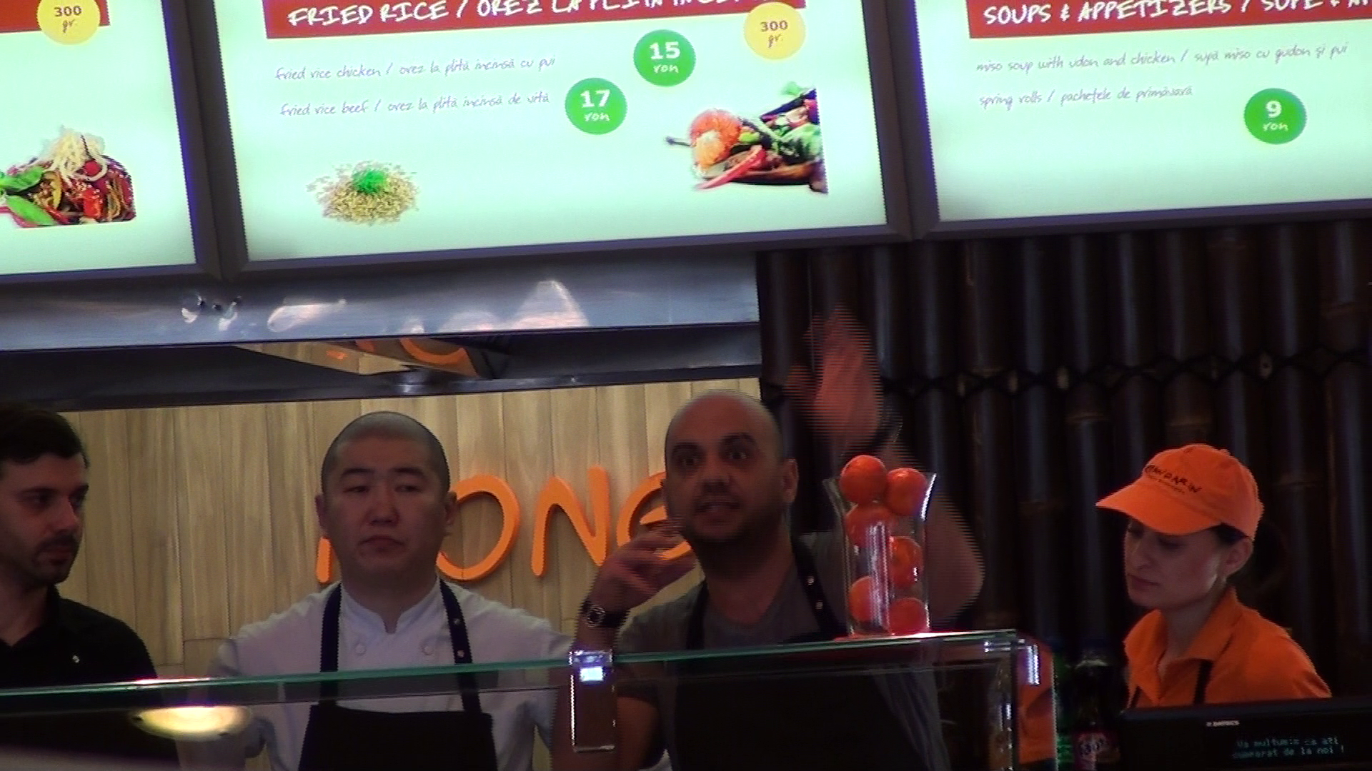 Iubitul Annei Lesko vede un posibil client si ii face semn acestuia sa se apropie