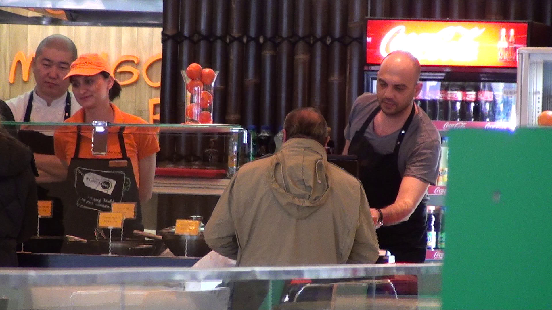 Moreanu decide insa sa nu incaseze niciun leu pe miniul respectiv pe care il face cadou