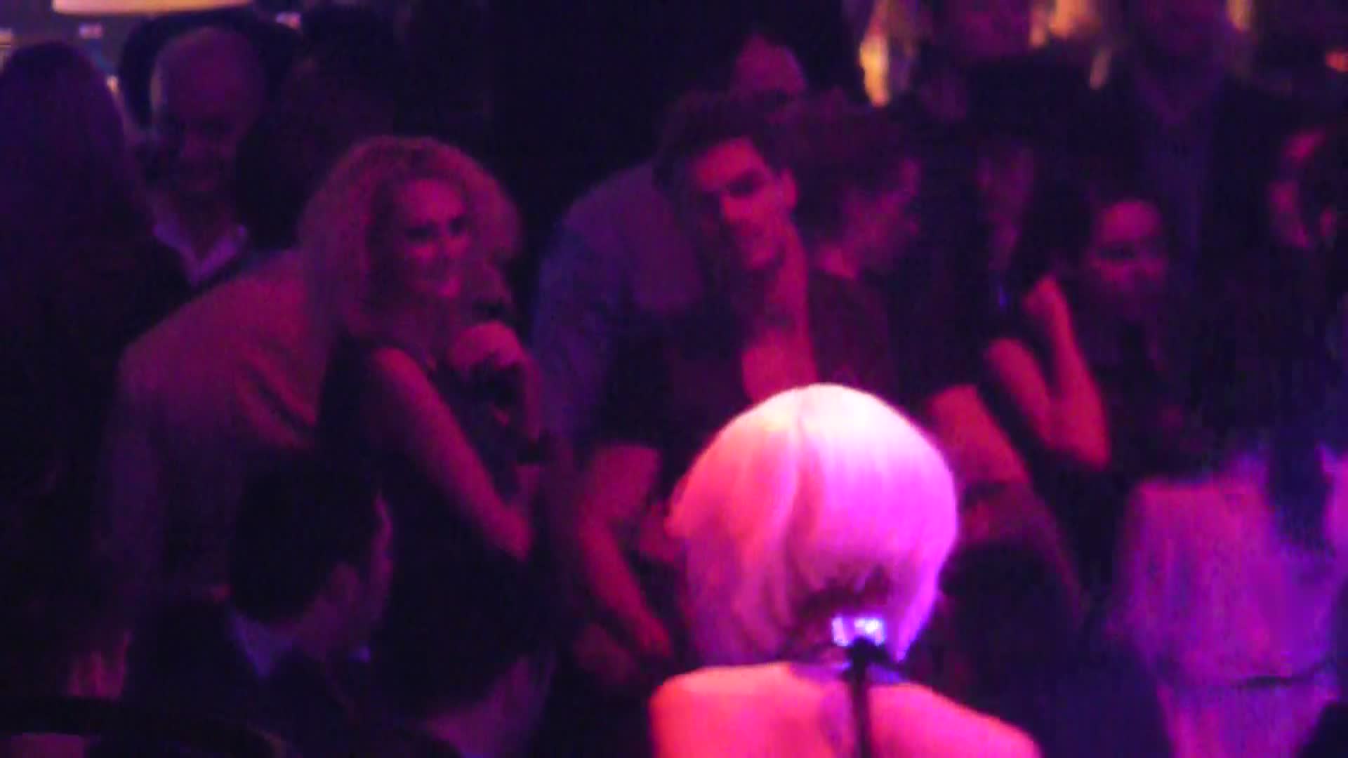 Seara a inceput pentru Bogdan in compania unei blonde crete