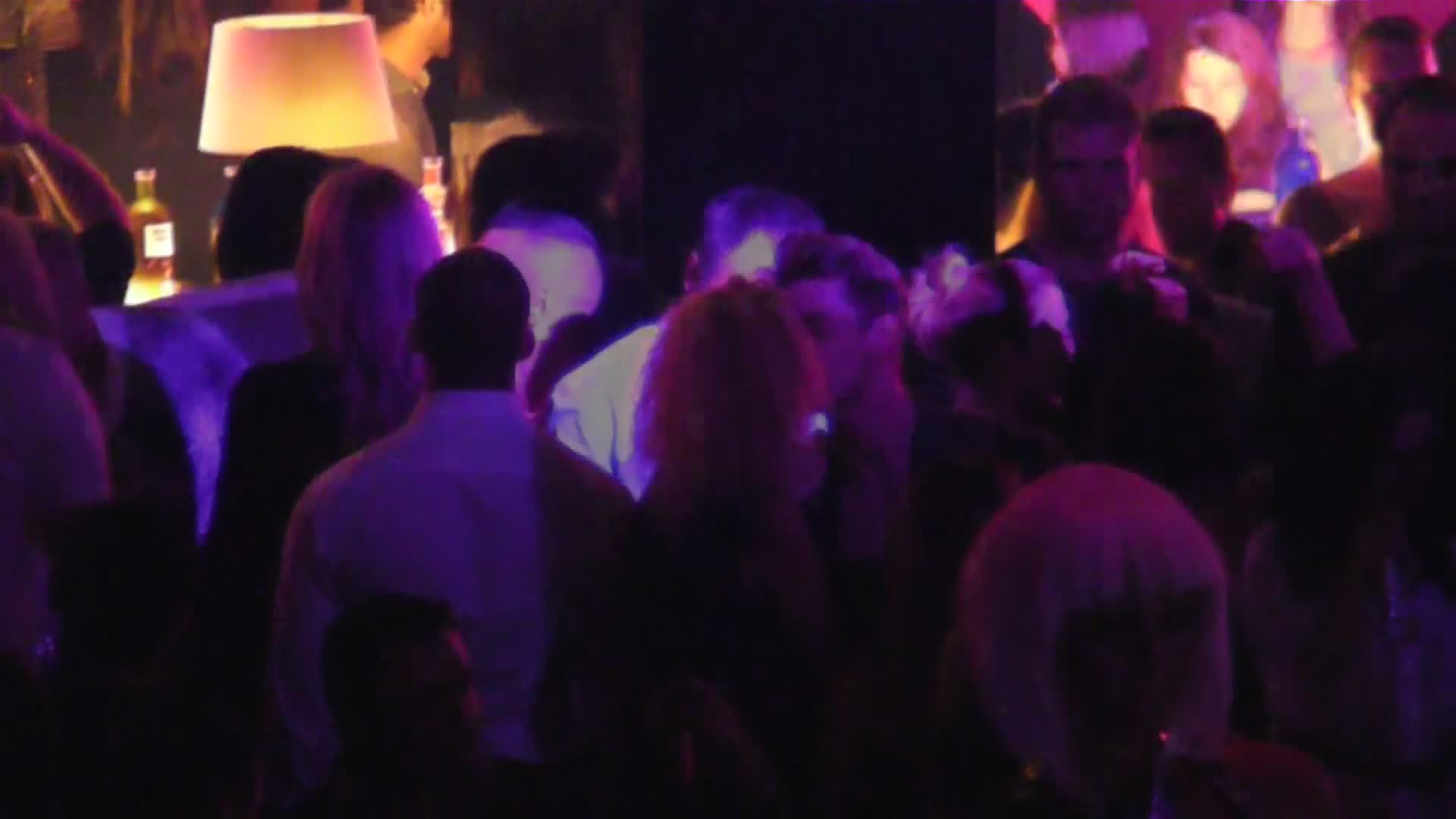 Barbatul o saruta pe domnisoara, desi nu era iubita lui