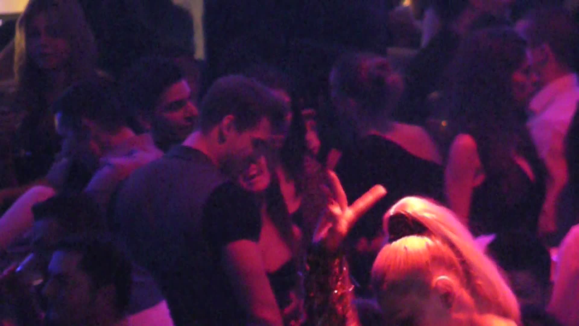 Dupa cateva minute, Bogdan isi gaseste o alta companie