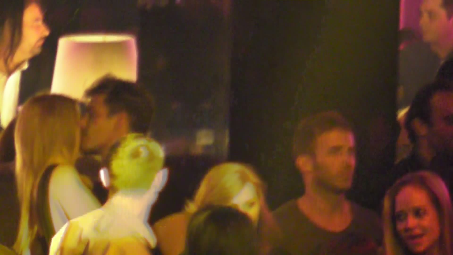 Ultima blonda a fost ceva mai tupeista si s-a lipit imediat de barbat