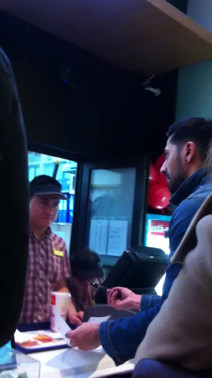 Connect-R este recunoscut de vanzatoarele de la fast-food, care ii cer autografe