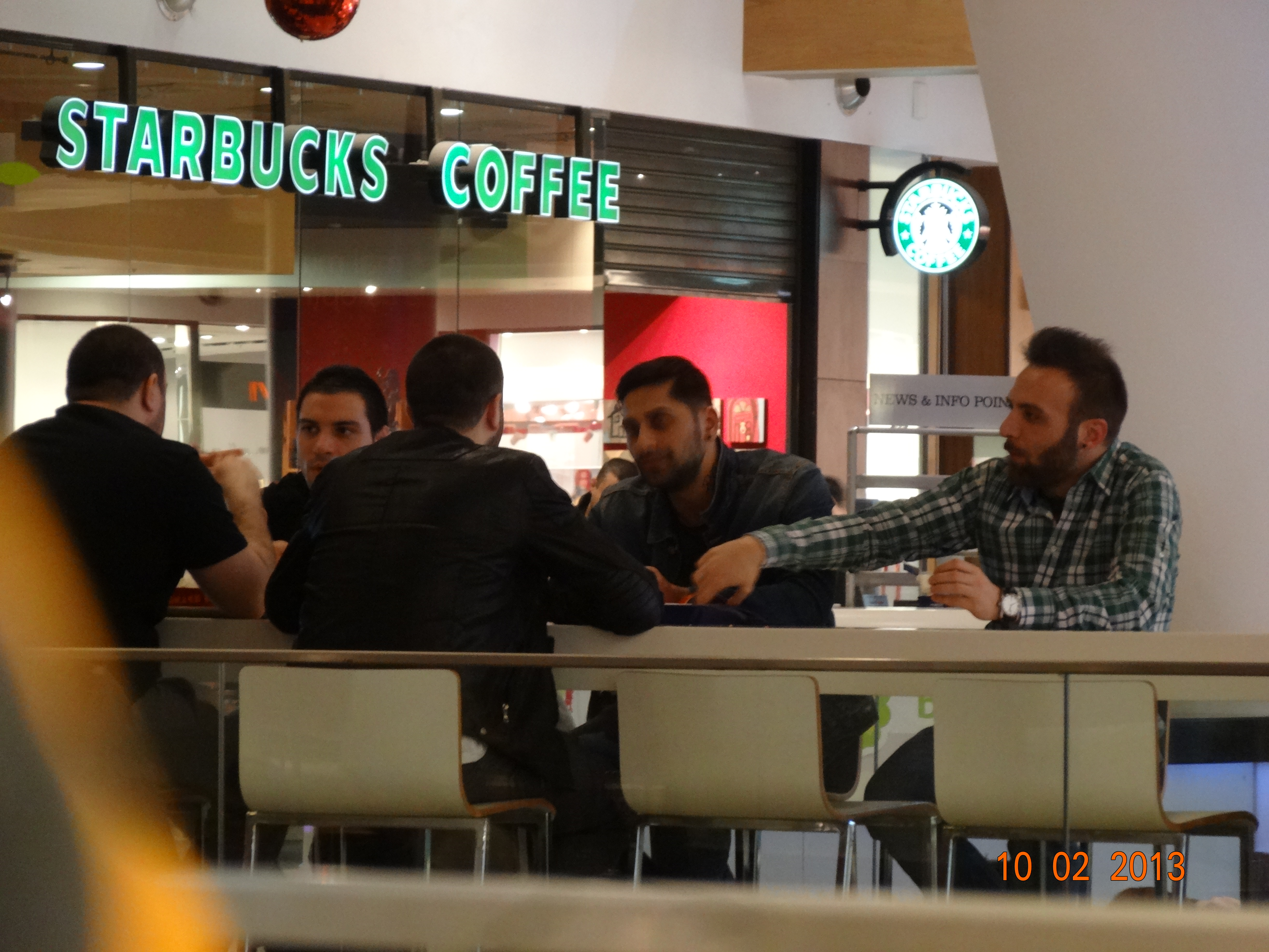 Intr-un final, Connect-R si prietenii lui stau linistiti la masa