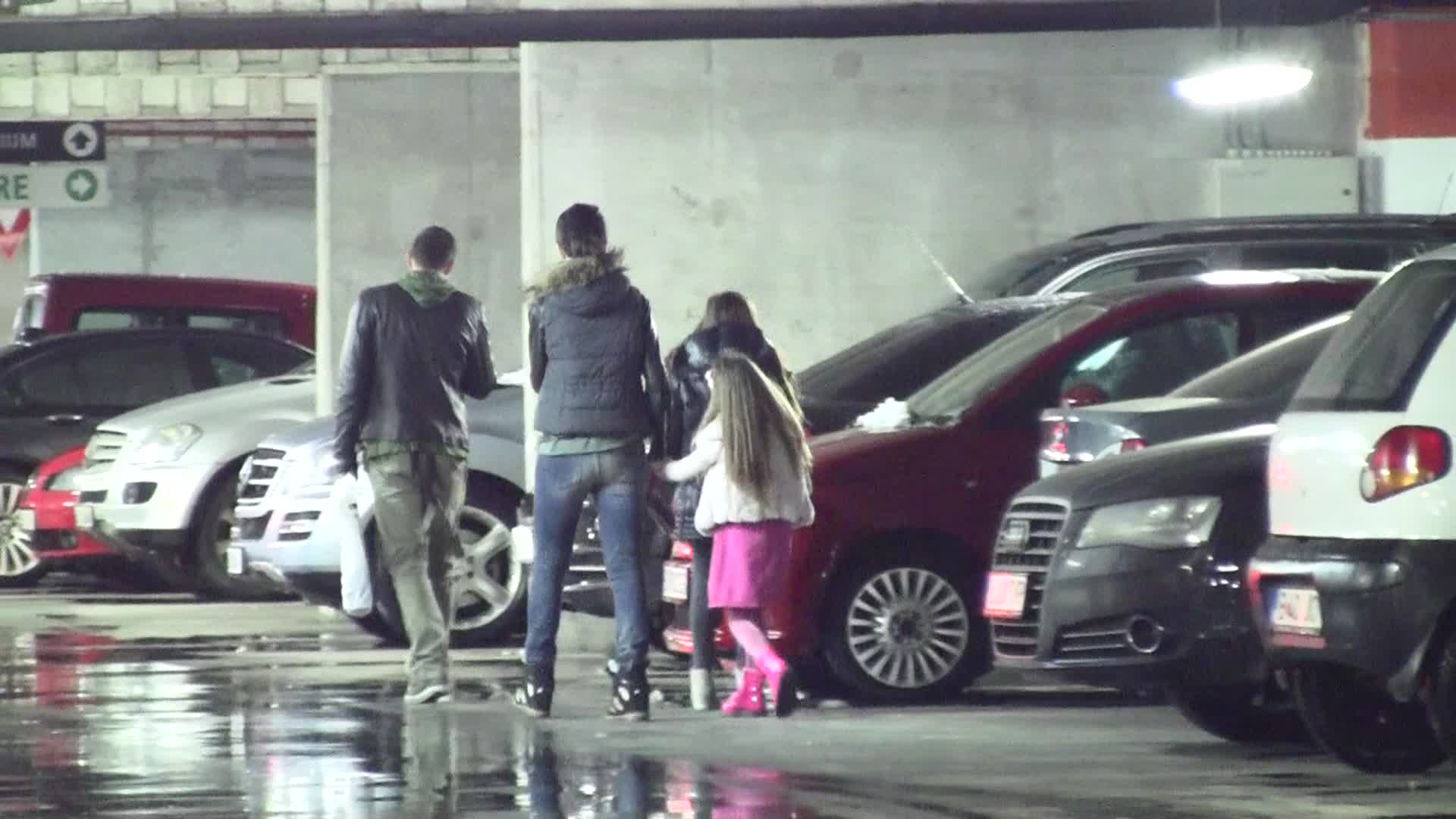 Amalia Nastase si Razvan Vasilescu parasesc parcarea si intra in mall, alaturi de cele doua fetite.