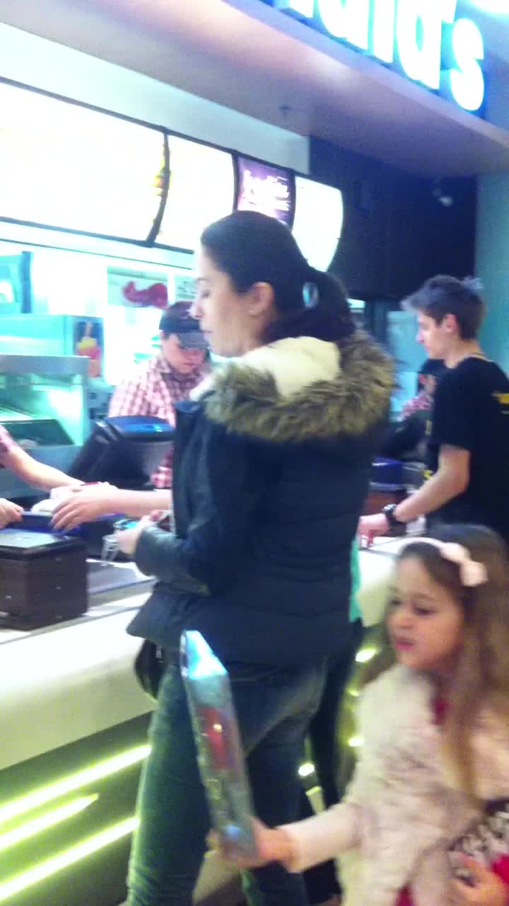 Fetita cea mica nu se dezlipeste de langa mama sa