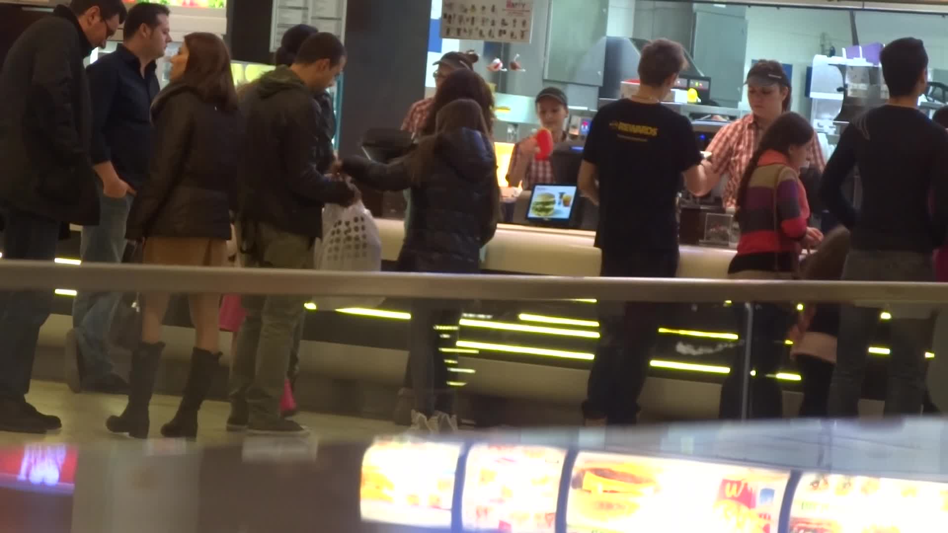 Iar cea mare se intelege perfect cu iubitul mamei ei