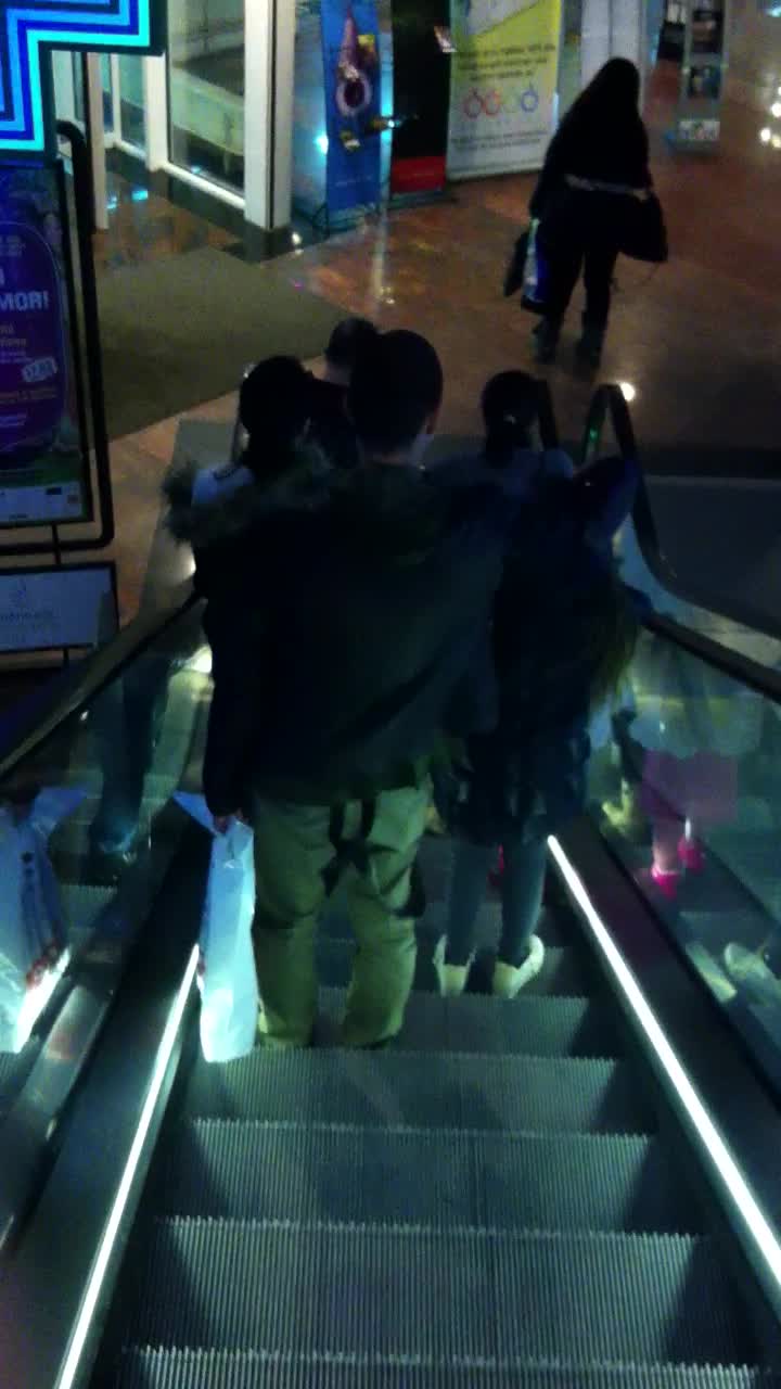 Cand se indreapta spre iesire, Razvan ramane un pas in urma iubitei lui, ca sa o poata supraveghea pe fiica acesteia