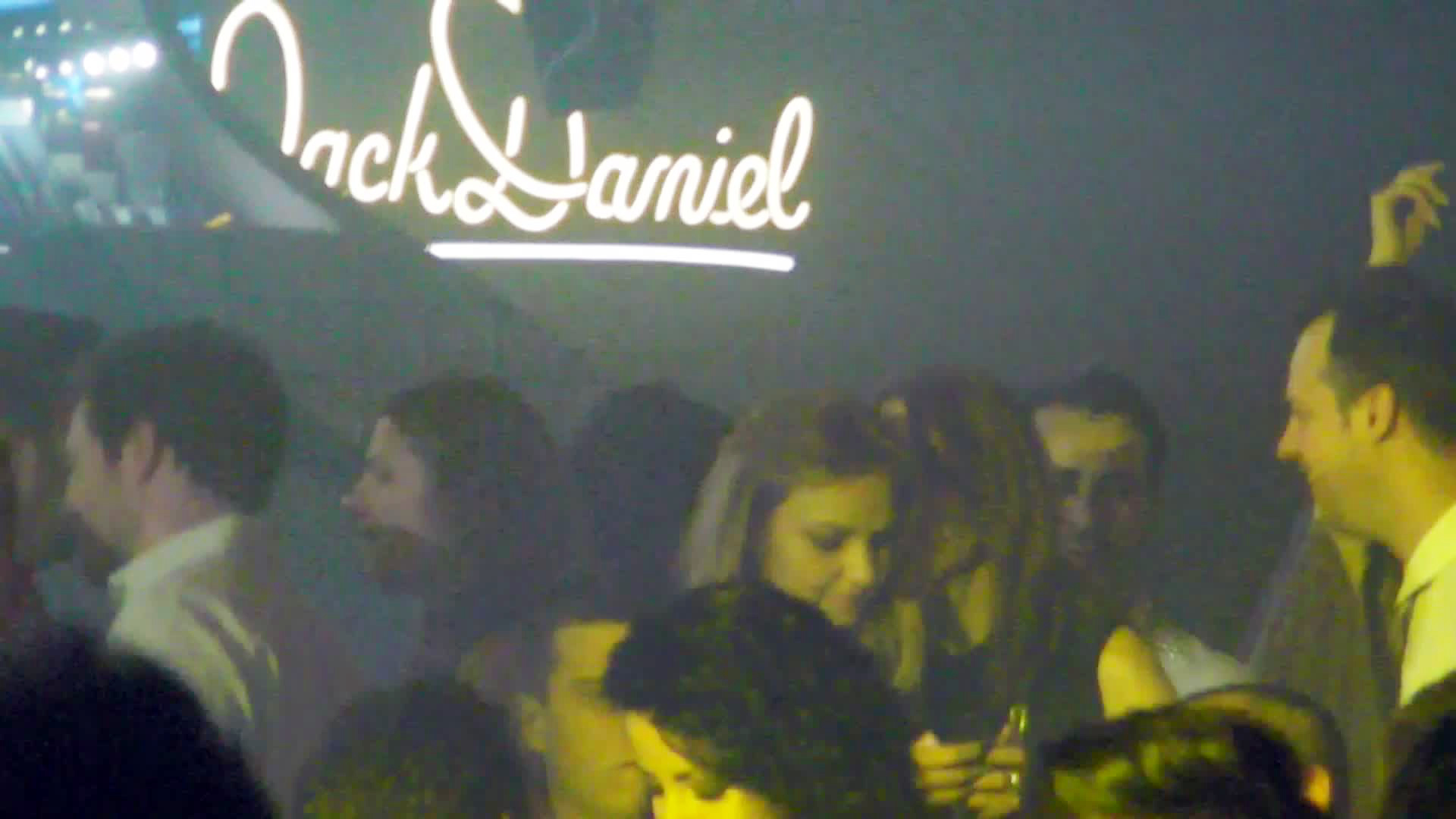 Roxana a stat aproape intreaga seara doar cu nasul in telefonul mobil