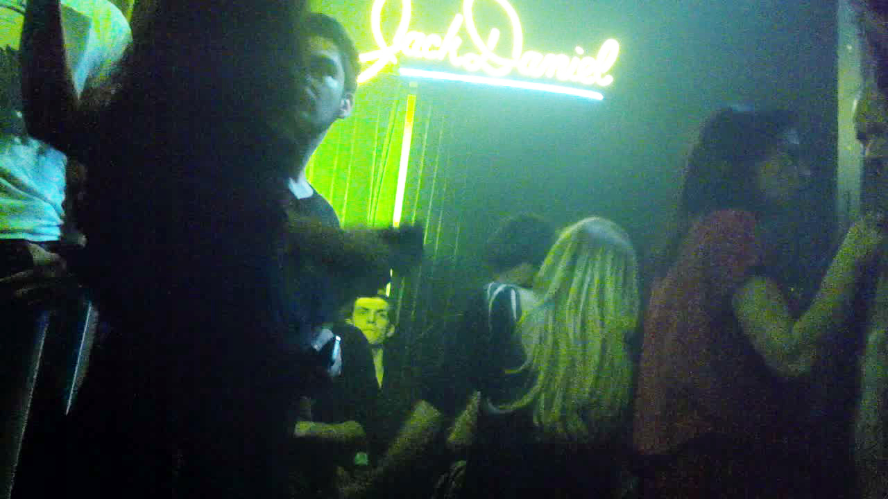 La un moment dat blonda il vede pe Smiley si merge sa-l salute