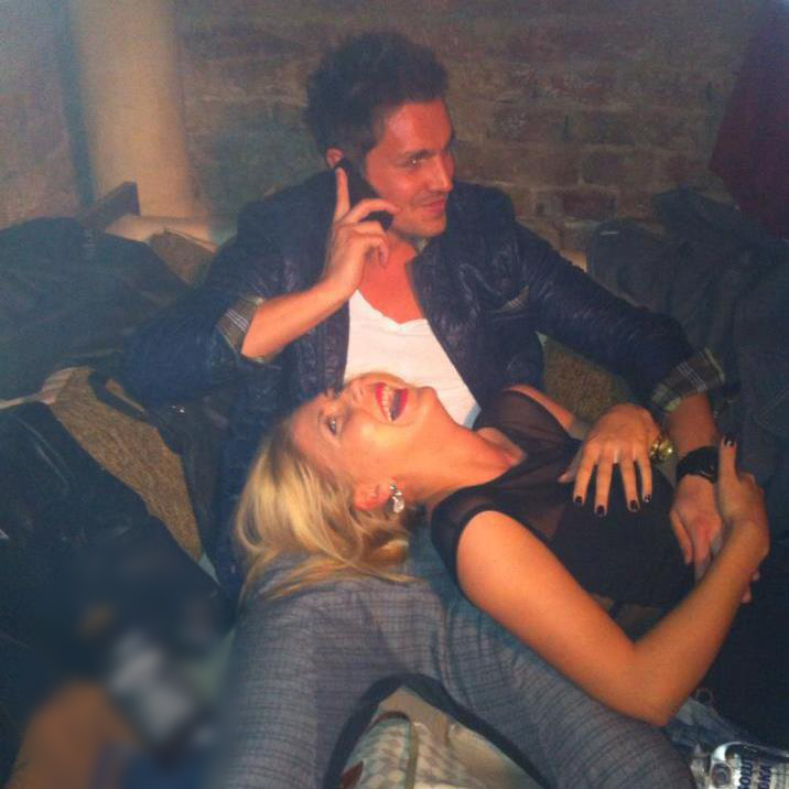 Sergiu s-a lasta fotografiat in ipostaze provocatoare alaturi de o blonda frumusica-foc