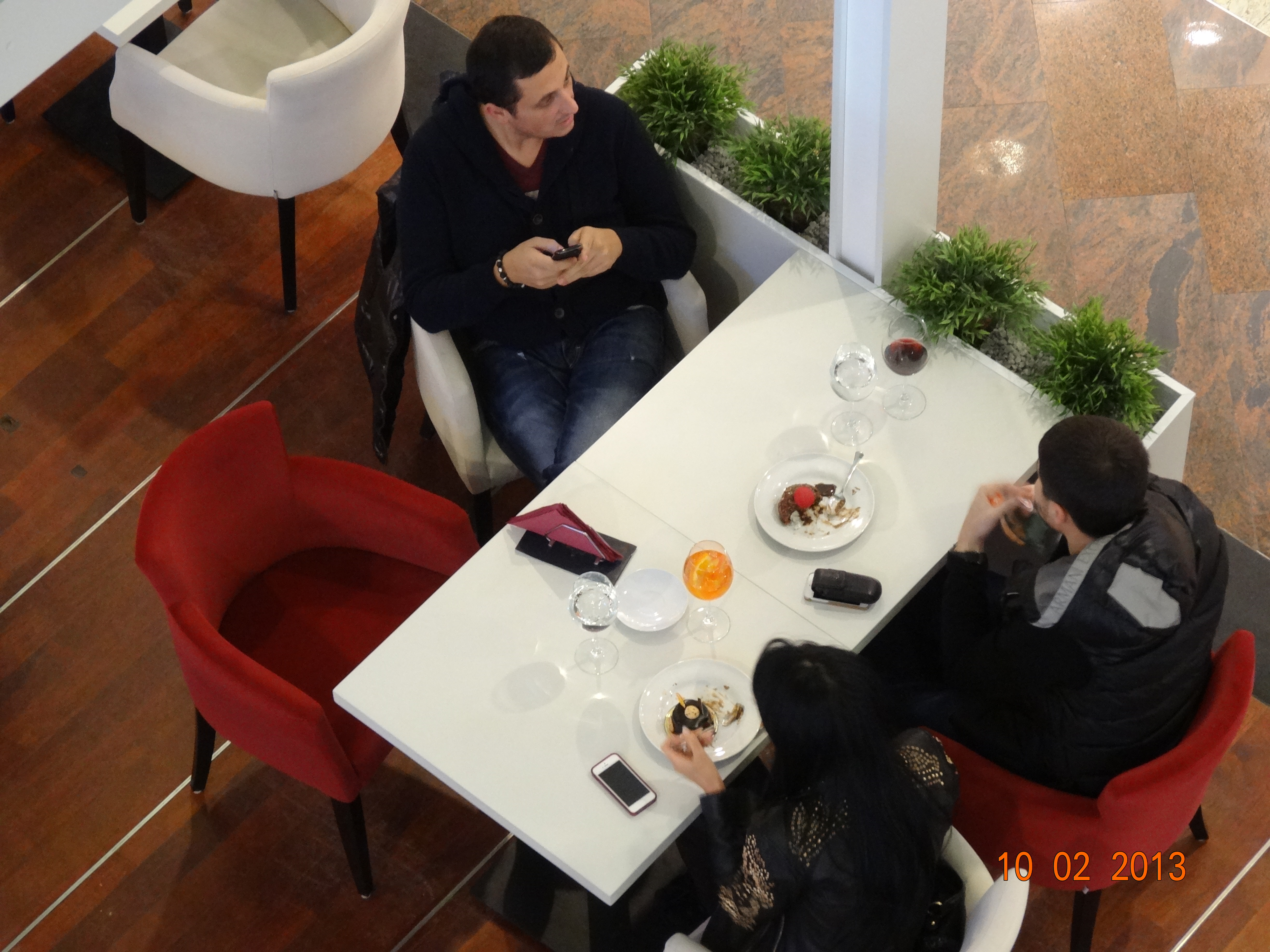 Denisa si sotul ei, Cornel Brotac, au mancat o cutie intreaga de prajituri