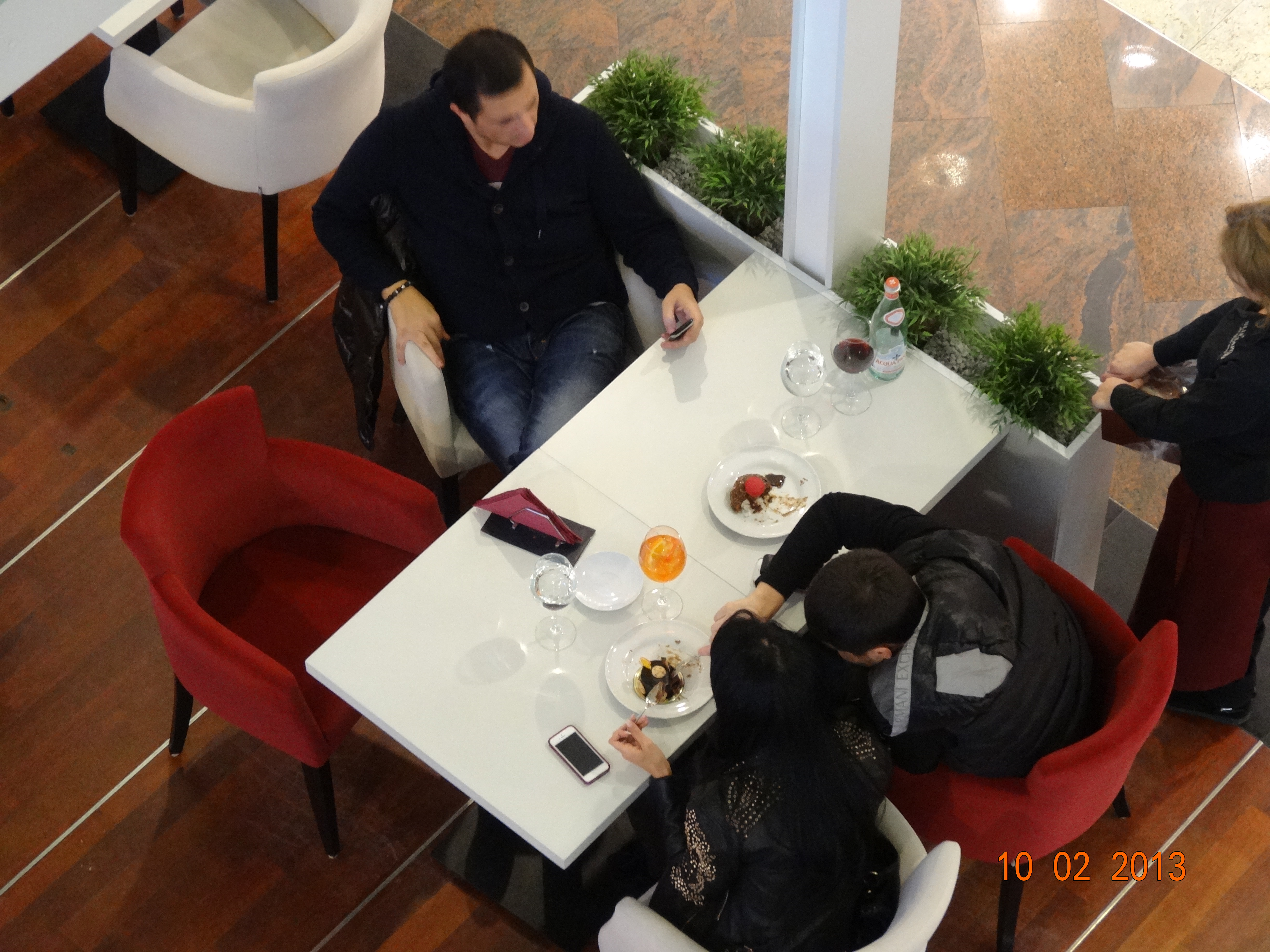 La un moment dat, Cornel a gustat dintr-una dintre cele trei prajituri pe care Denisa le-a mancat