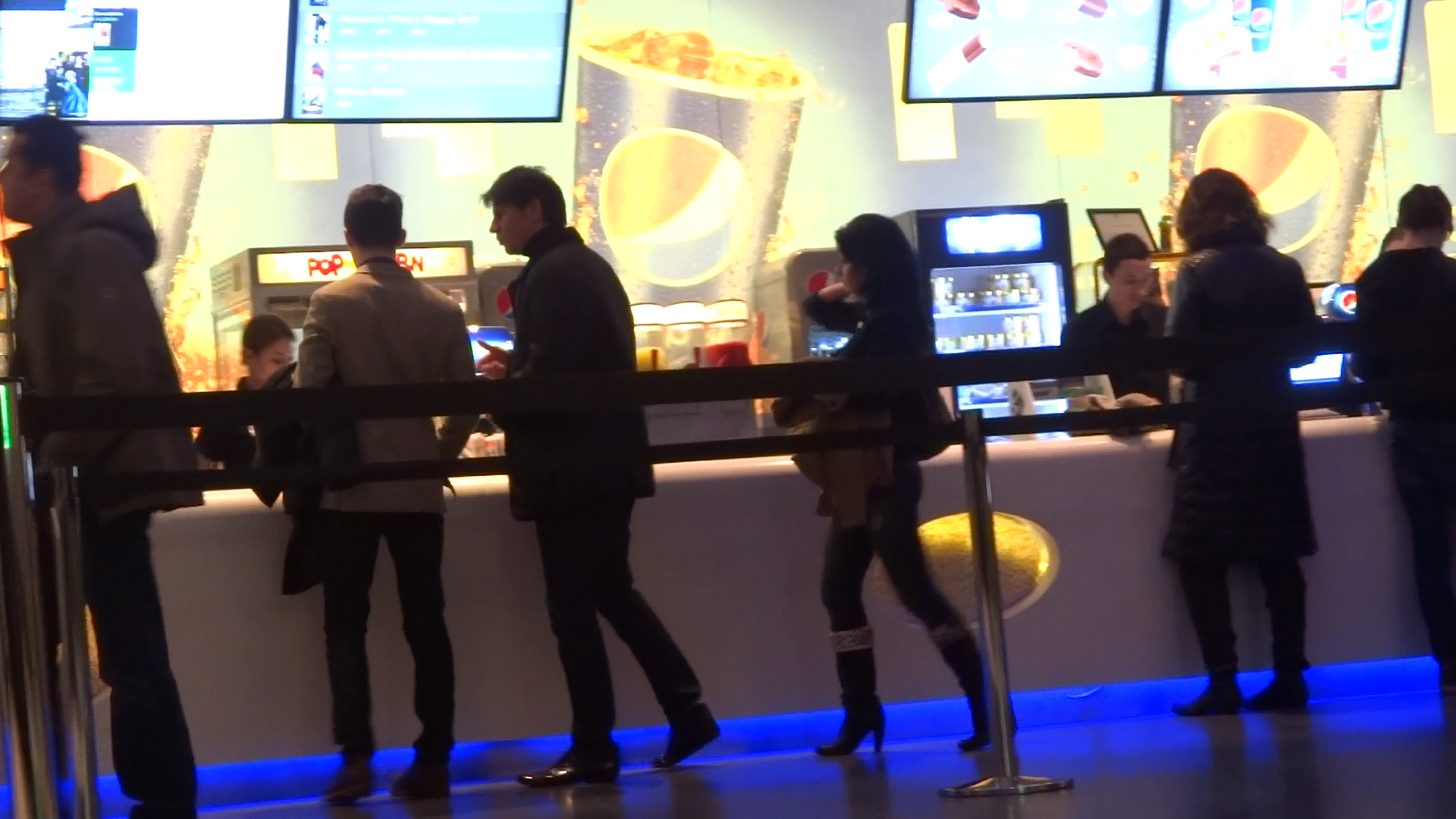 Daniel Robu si-a scos iubita, doctorul estetician Dana Miricioiu, la mall