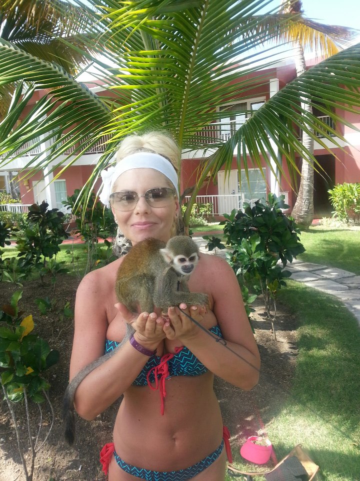 Adina de la Heaven le-a arătat maimuţa fanilor! Uite ce frumos s-a distrat blondina în vacanţă!