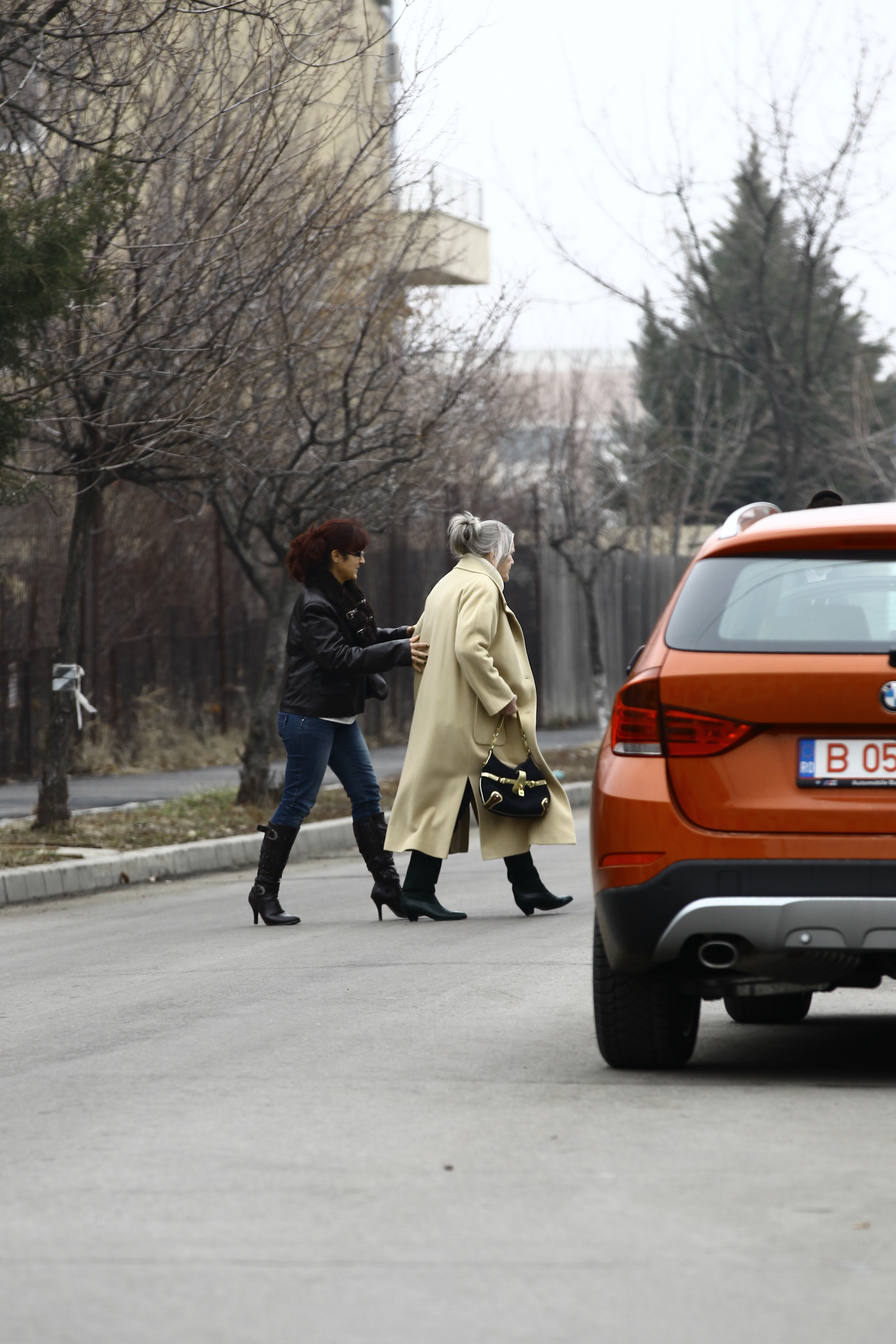 Asistenta medicala nu o slabeste din ochi pe 