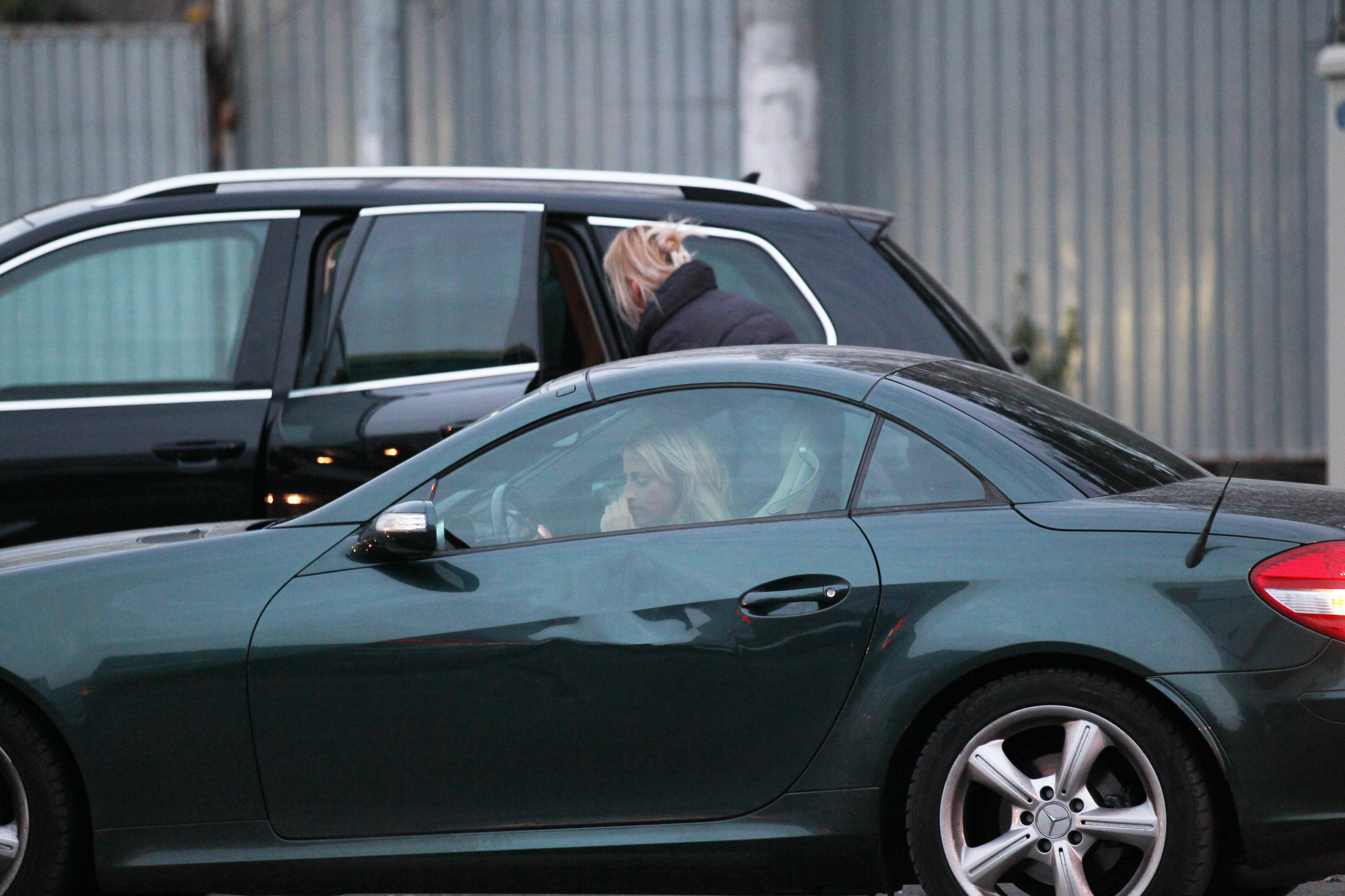 Inca de anul trecut, blonda merge cu autoturismul lovit