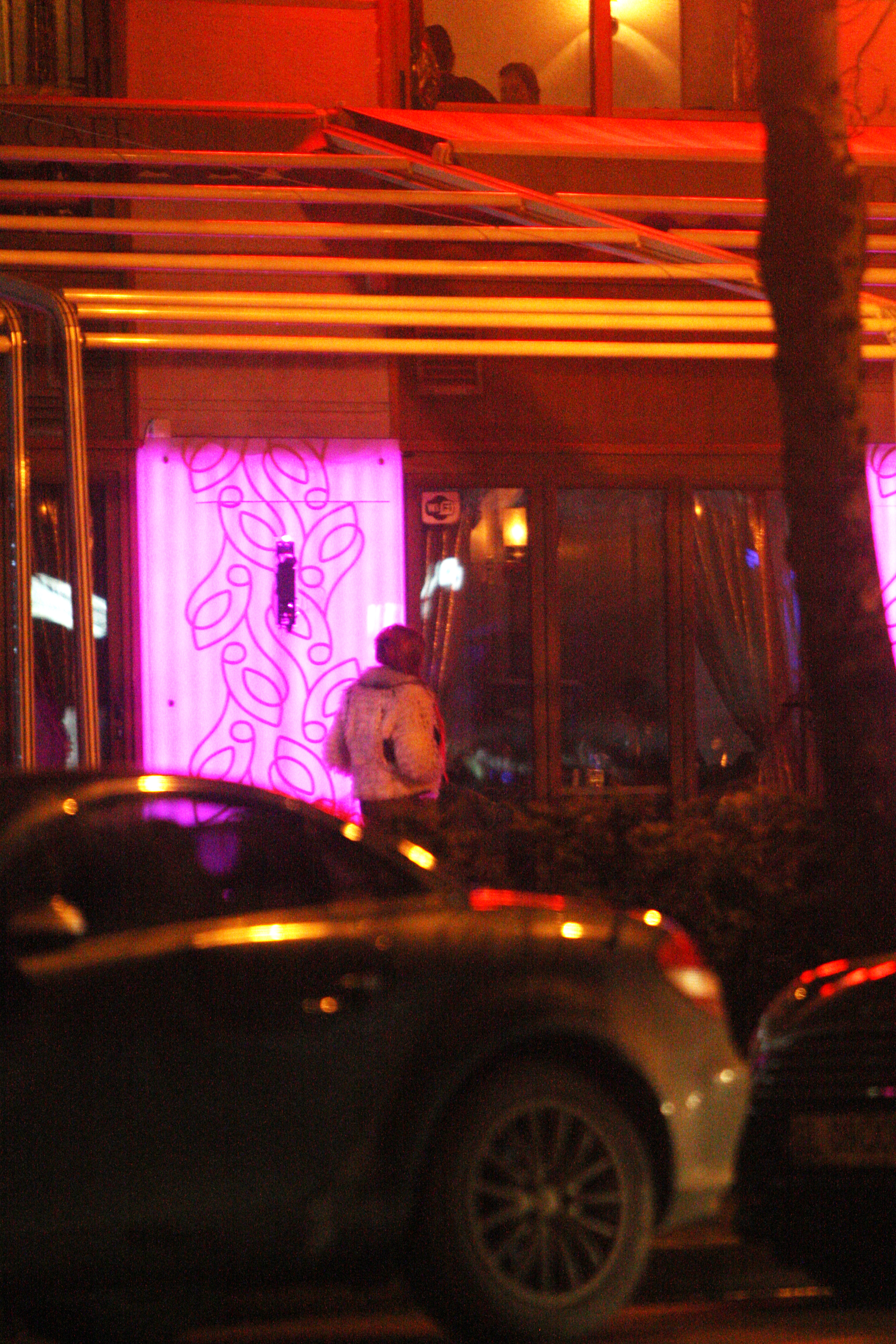 Dupa ce scoate banii, blonda merge direct intr-o cafenea