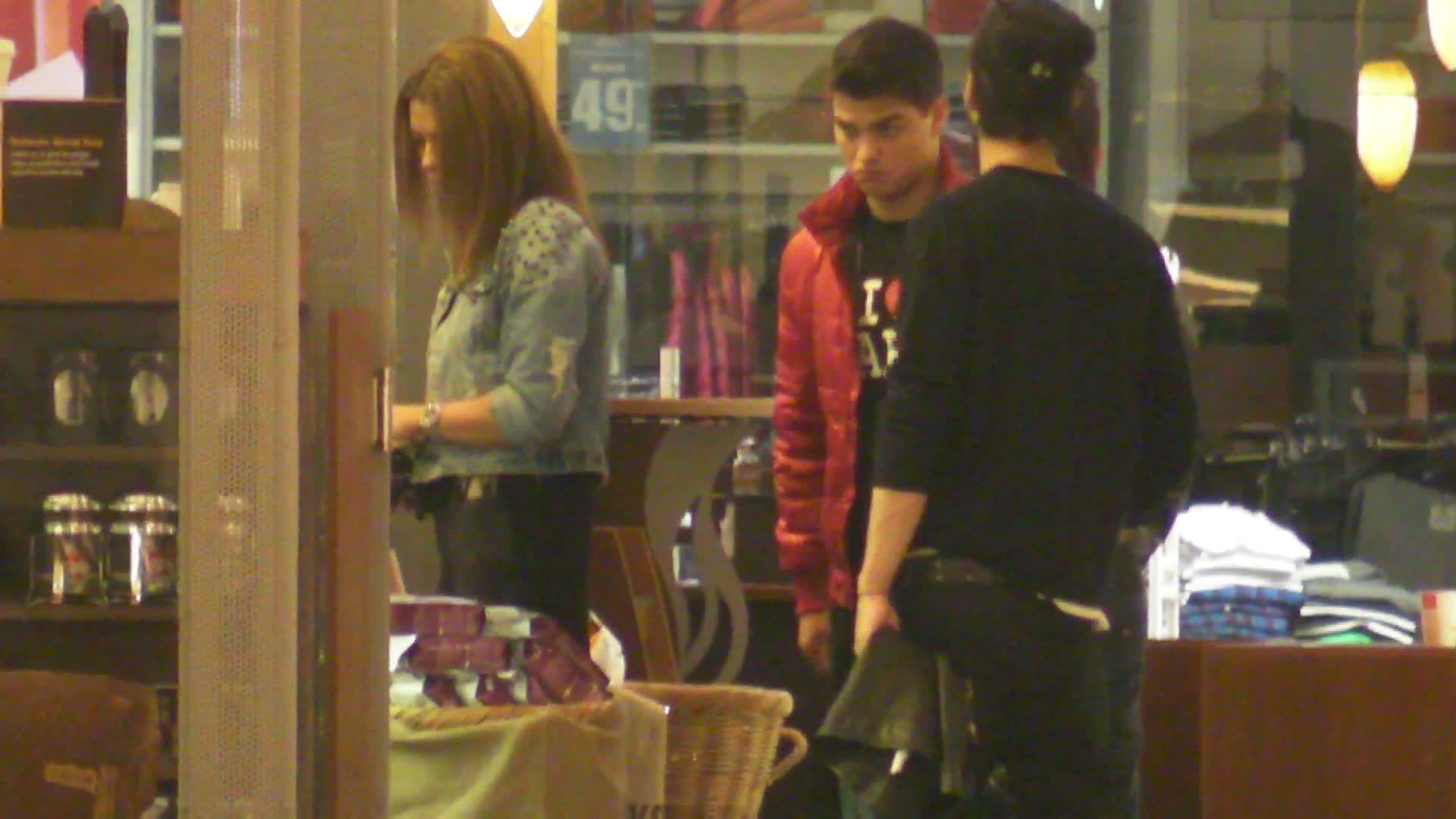 Demeter a iesit la cafenea impreuna cu prietenii lui si o domnisoara